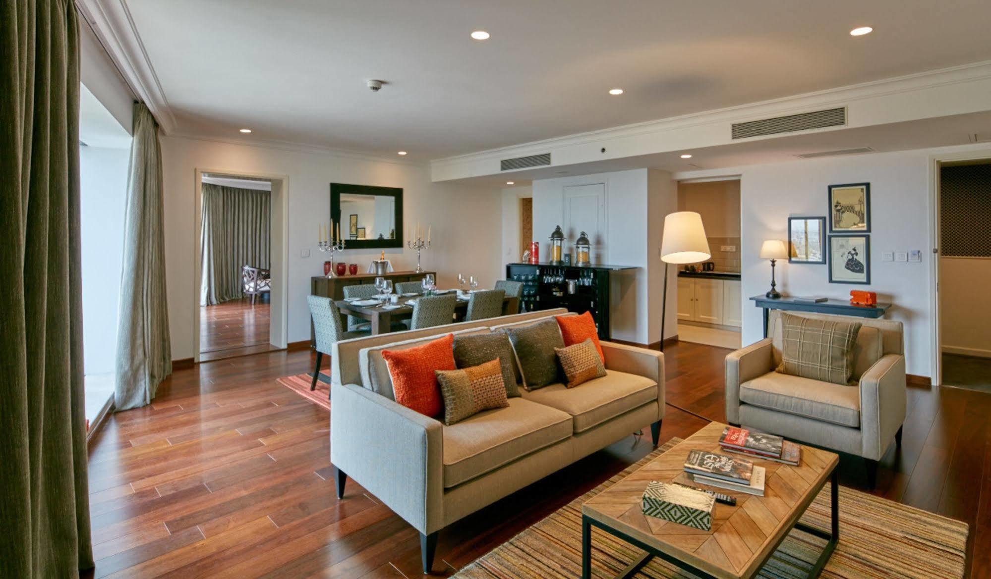 Hotel The Waverly & Residences
