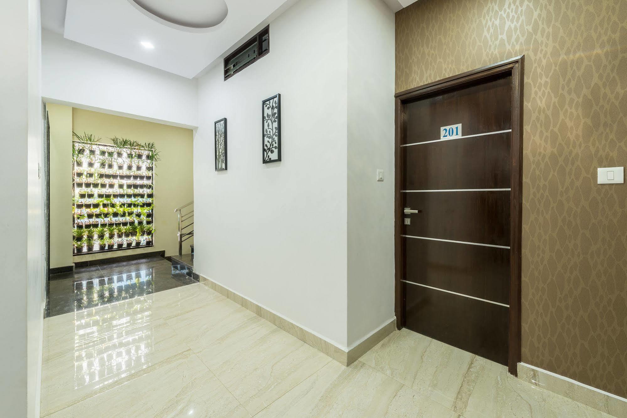 Hotel Treebo Greenwood Premier Suites, Old Airport Road