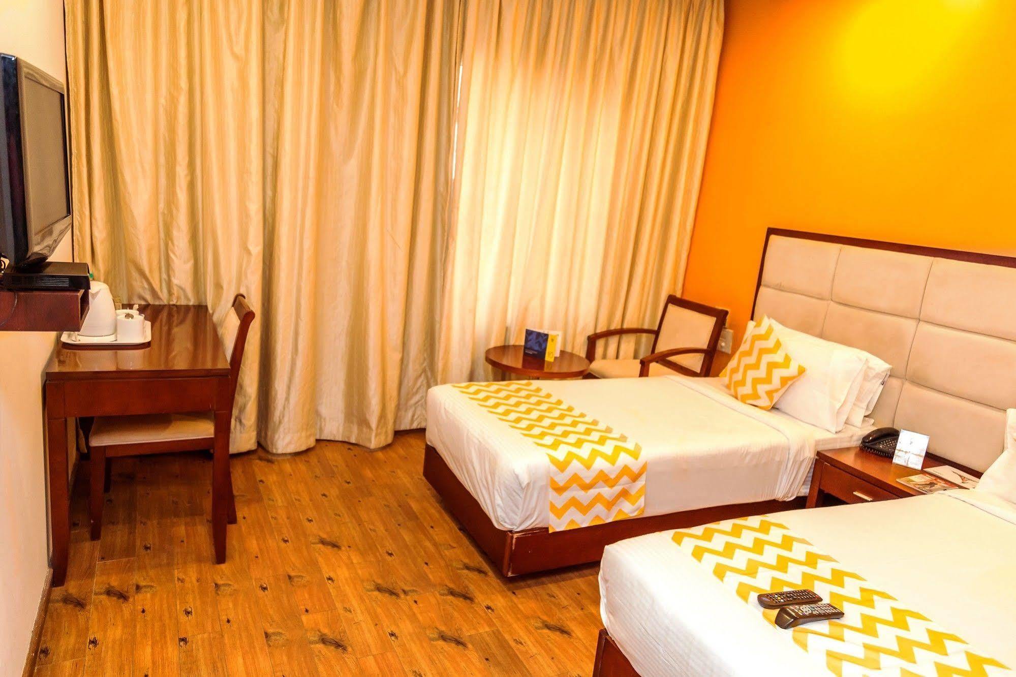 Hotel Lotus Park *