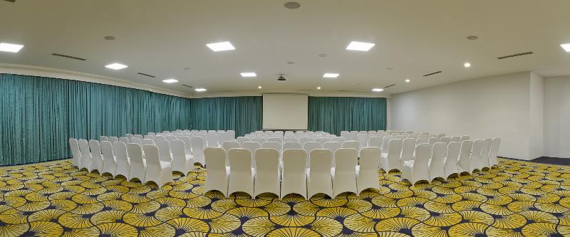 Hotel Davanam Sarovar Portico 4*