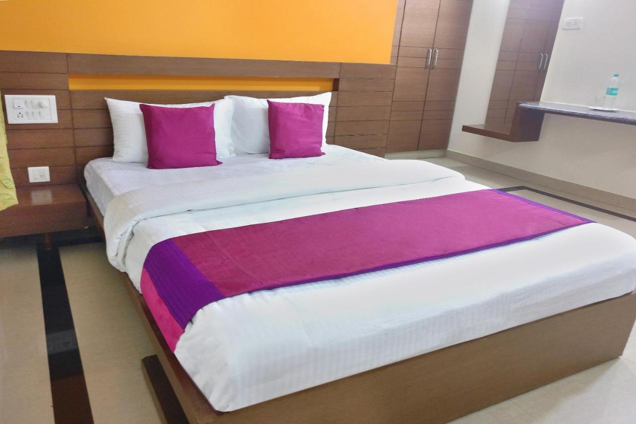 Capital O 9151 Sri Sai Comforts Jayanagar Hotel
