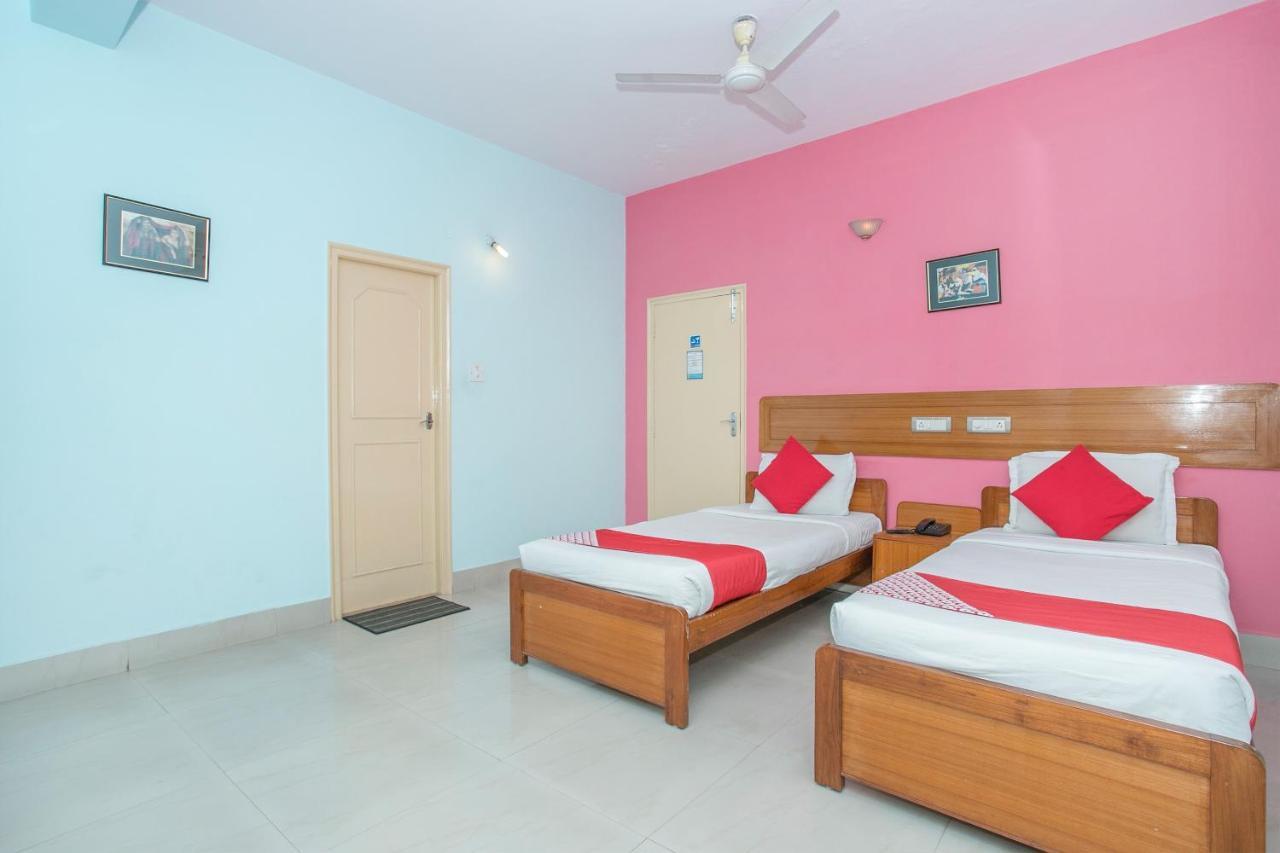 Oyo 11592 Red Carpet Hotel