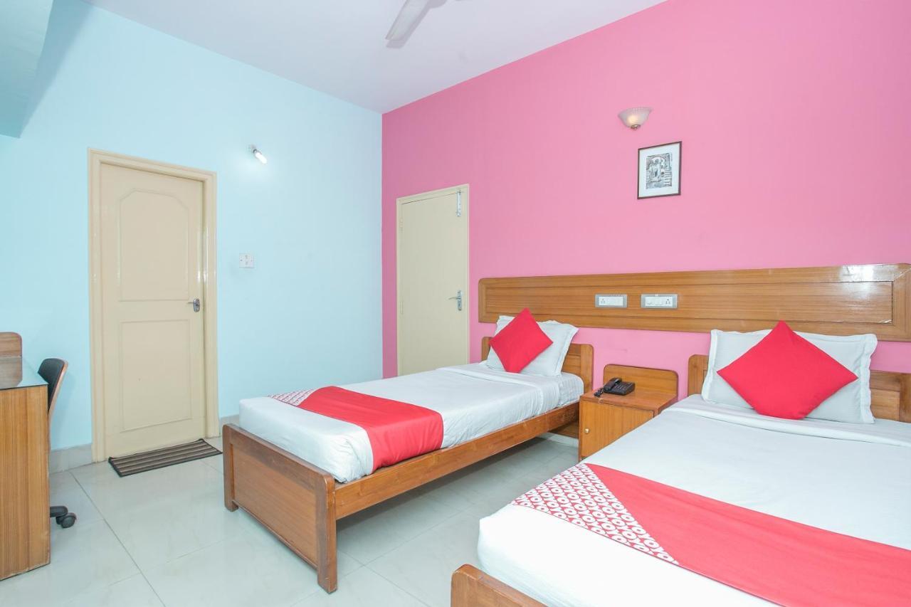 Oyo 11592 Red Carpet Hotel