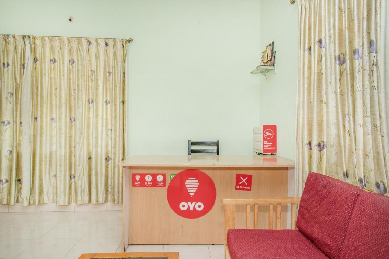 Oyo 11592 Red Carpet 3*
