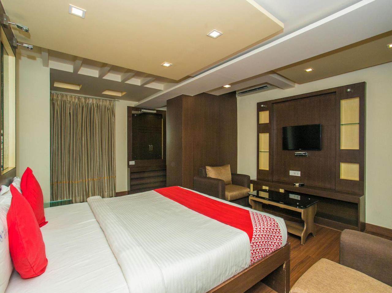 Oyo 16557 Sri Krishna International Hotel