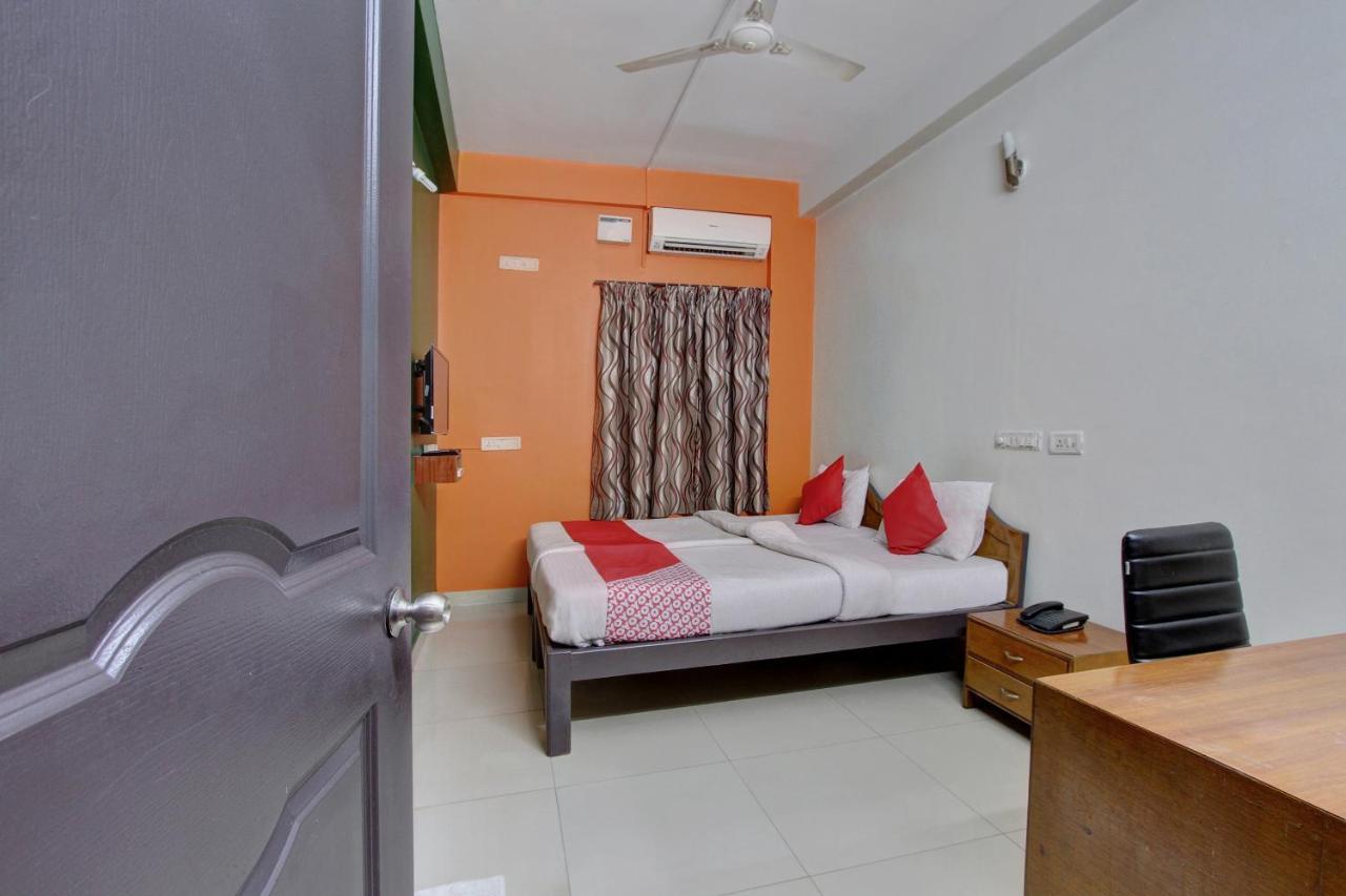 Hotel Oyo 10340 Queen's Castle 3*