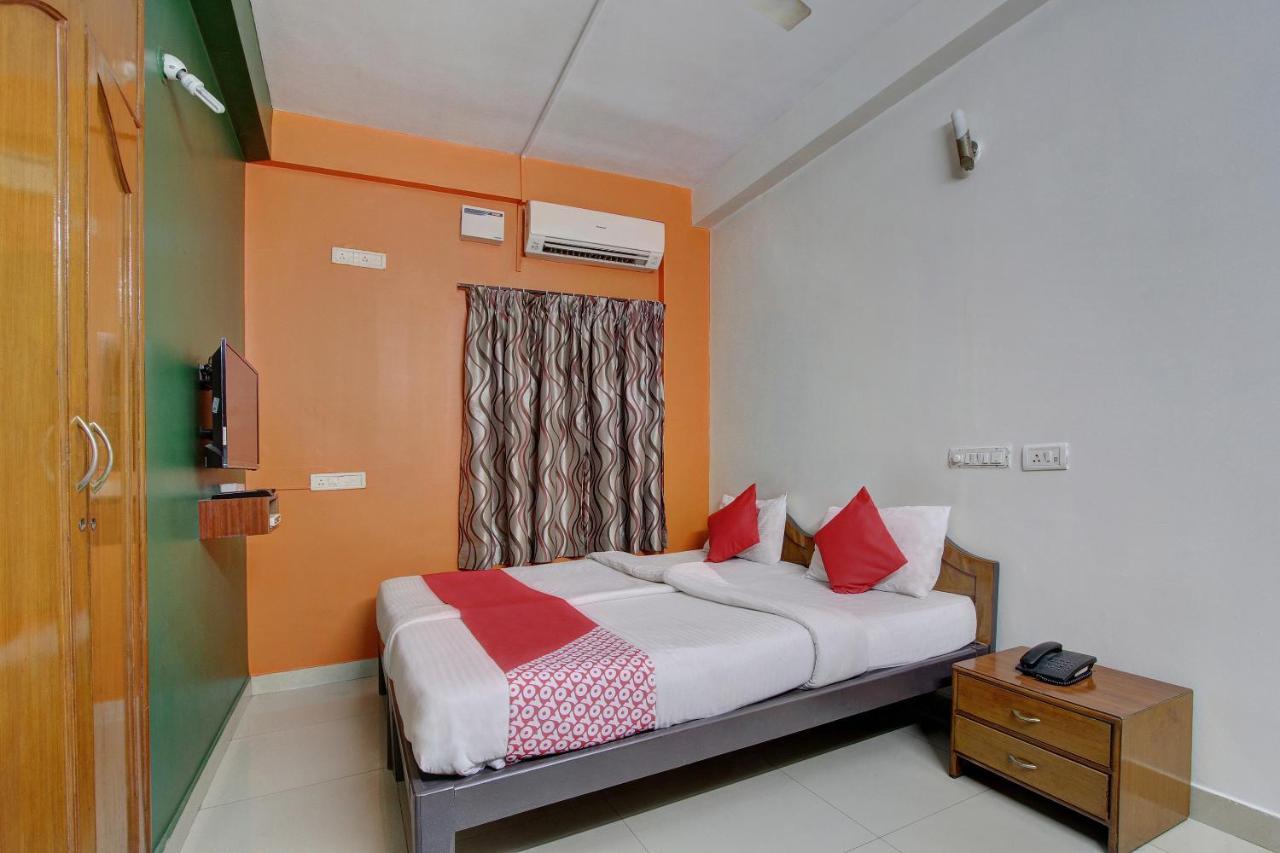 Hotel Oyo 10340 Queen's Castle 3*