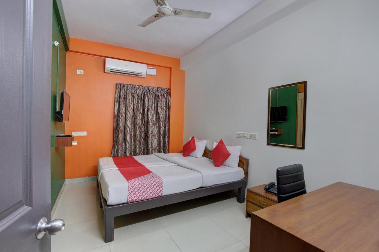 Hotel Oyo 10340 Queen's Castle 3*