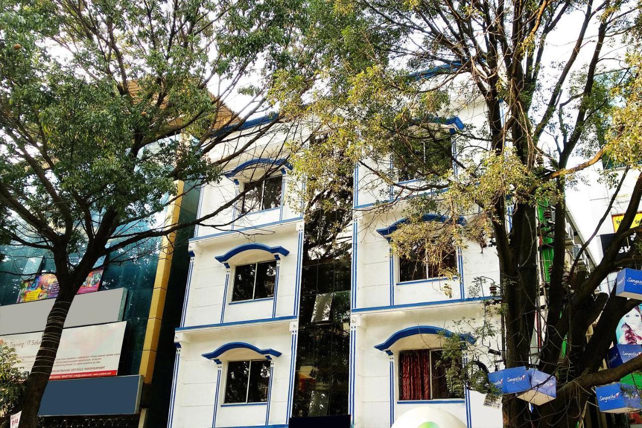 Hotel Oyo 10340 Queen's Castle 3*