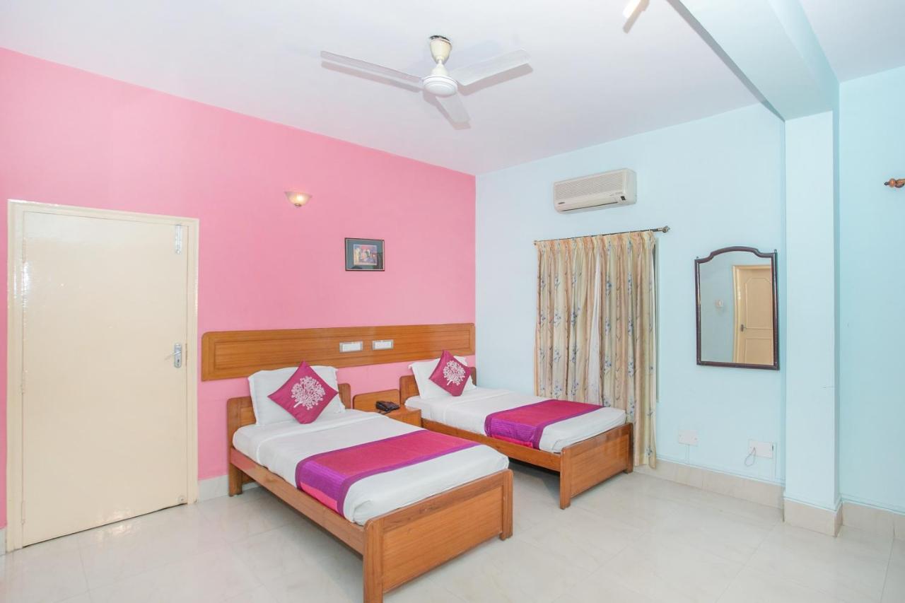 Oyo 11592 Red Carpet Hotel