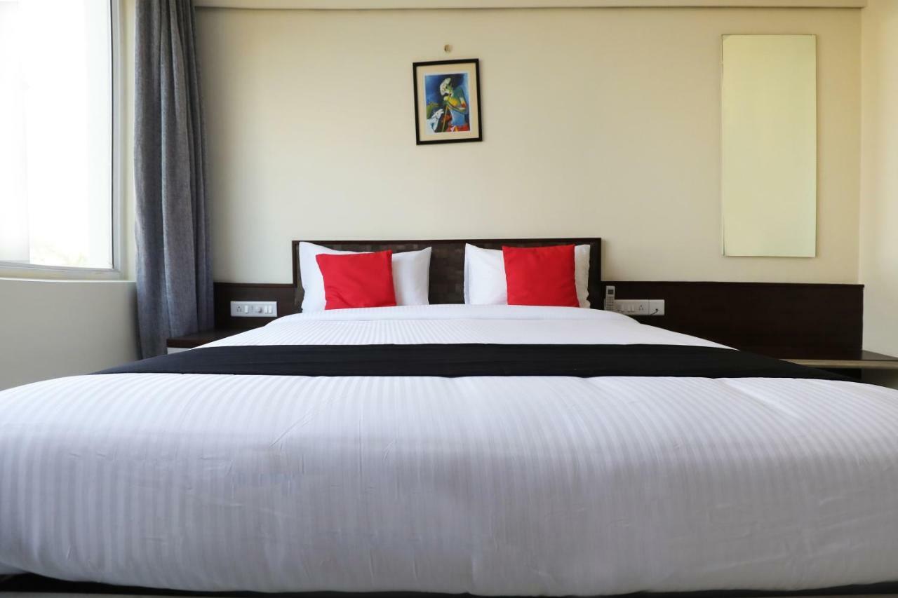 Capital O 28398 Mysore Gate Hotel