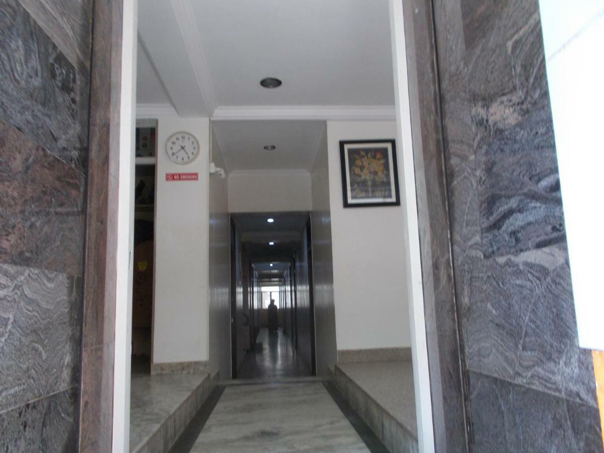 Embassy Hotel *