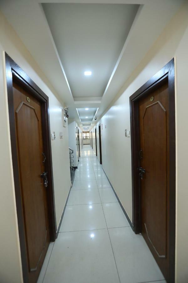 Embassy Hotel *