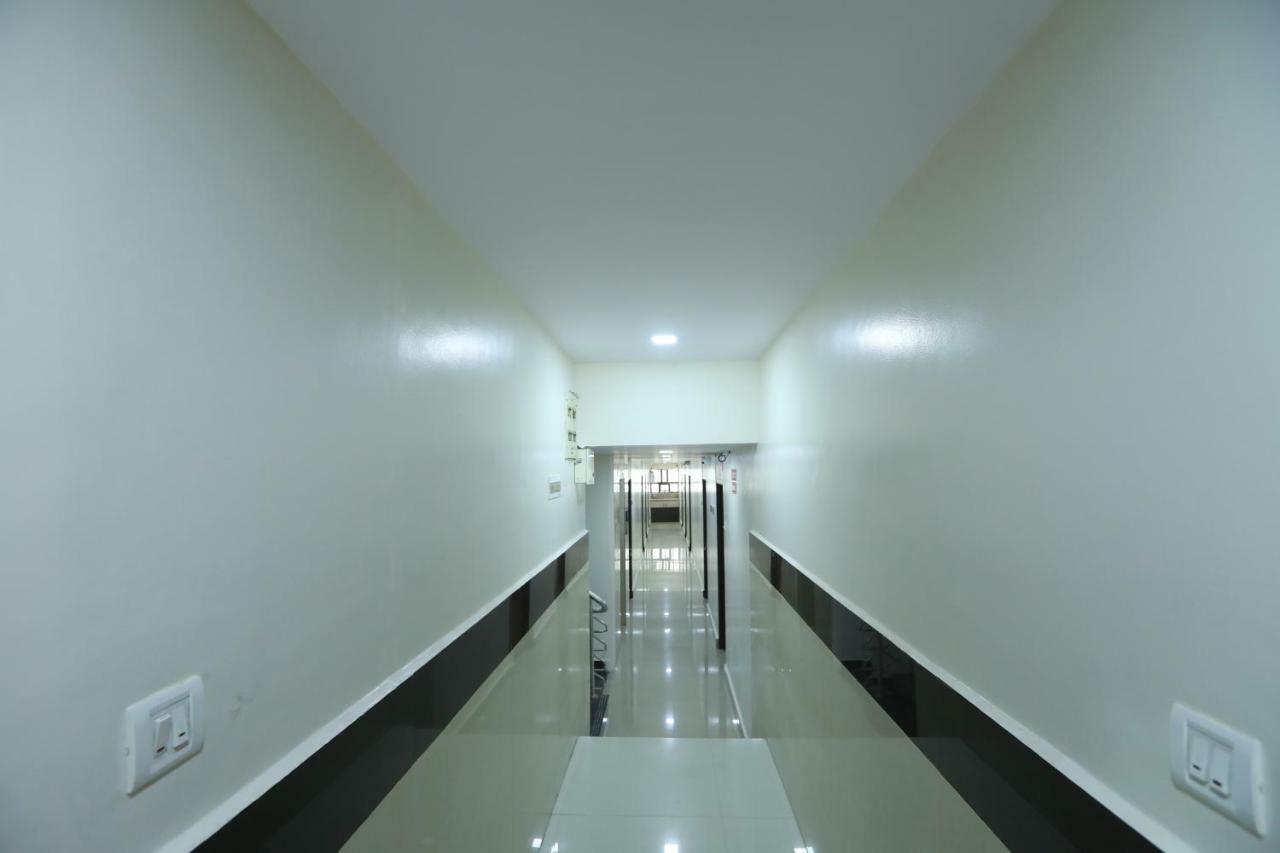 Embassy Hotel *