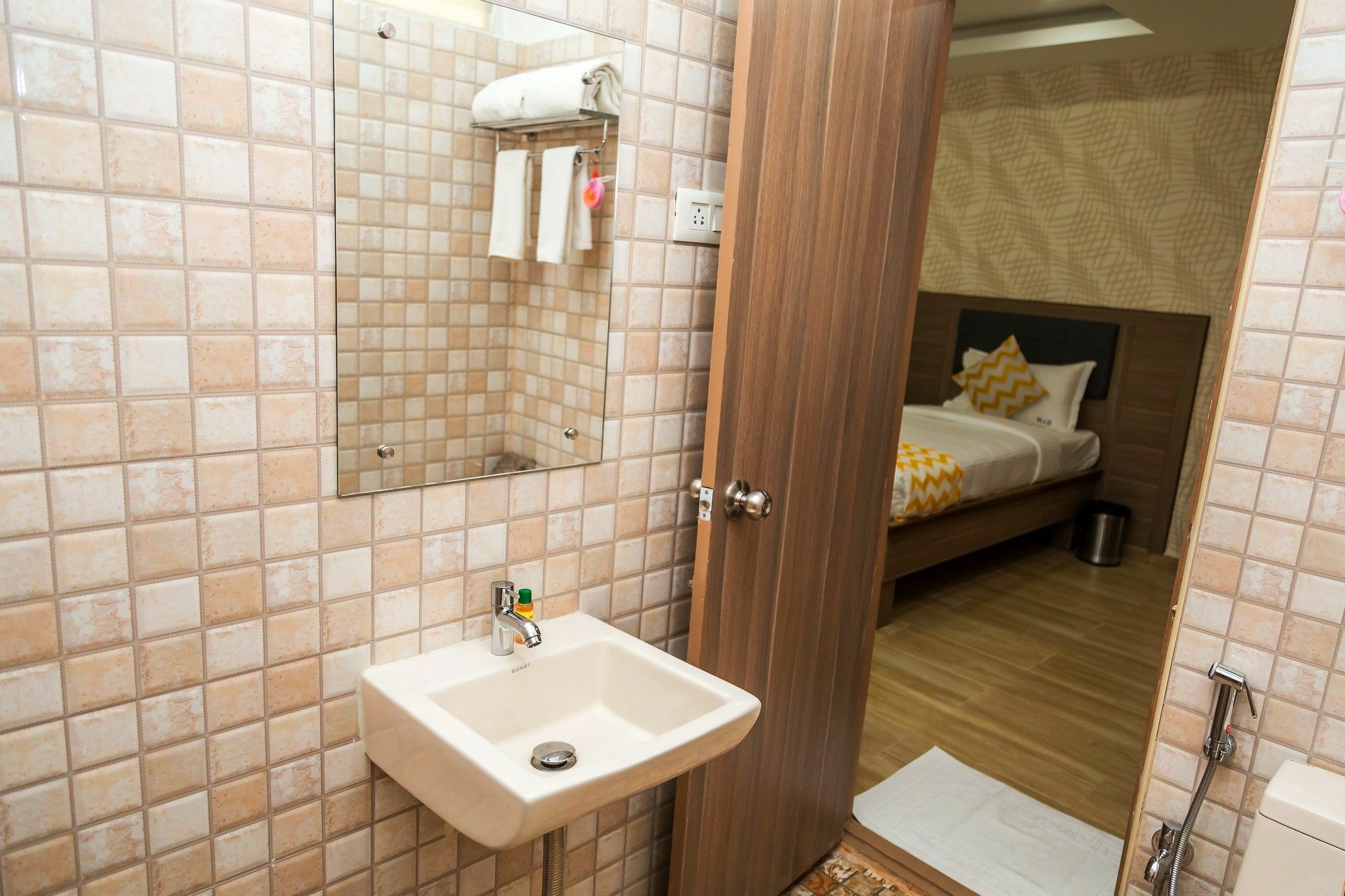 Ram4 Seasons Silk Board Hotel