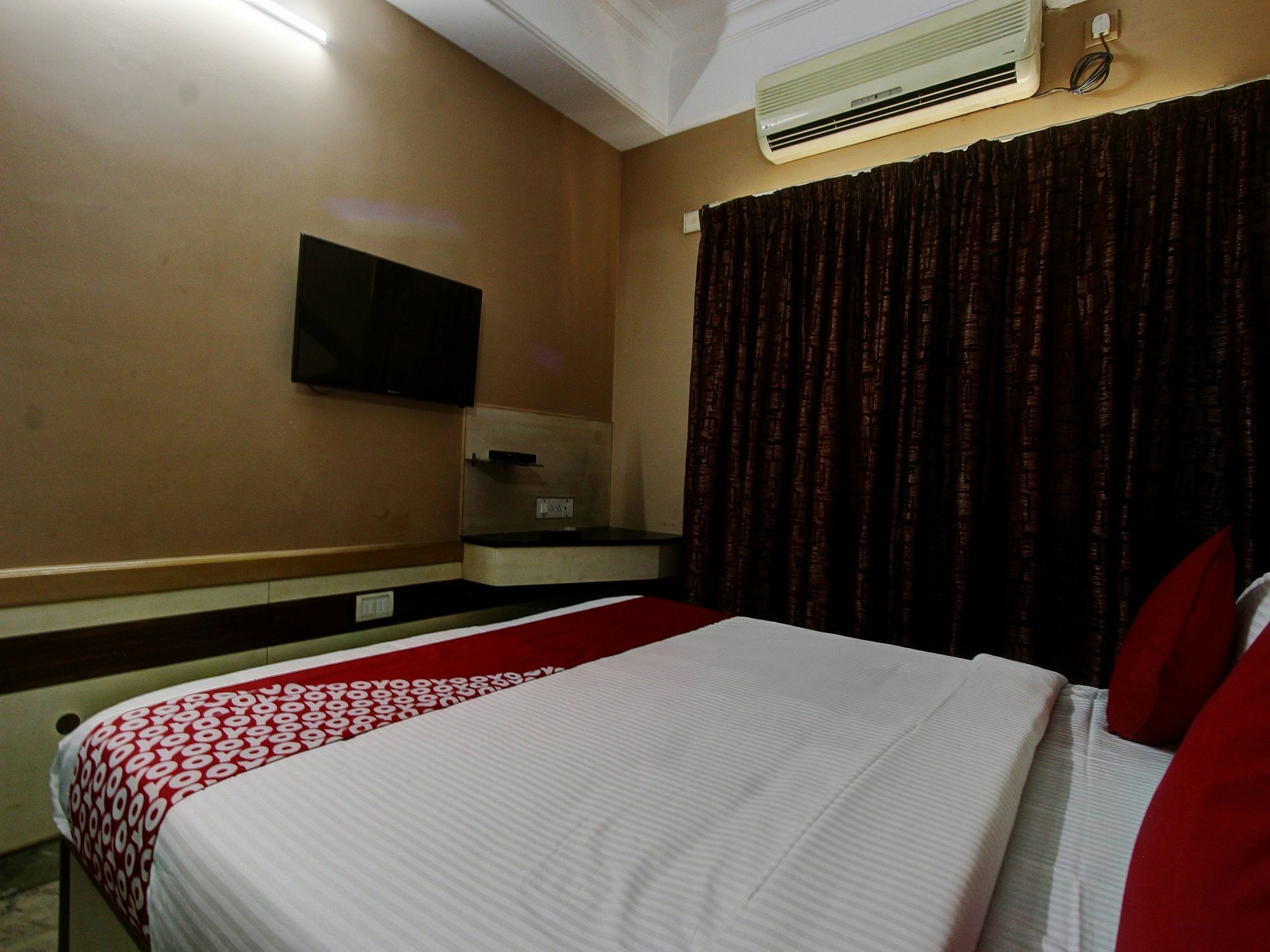 Vaccinated Staff - Collection O 13595 Vt Residency Hotel