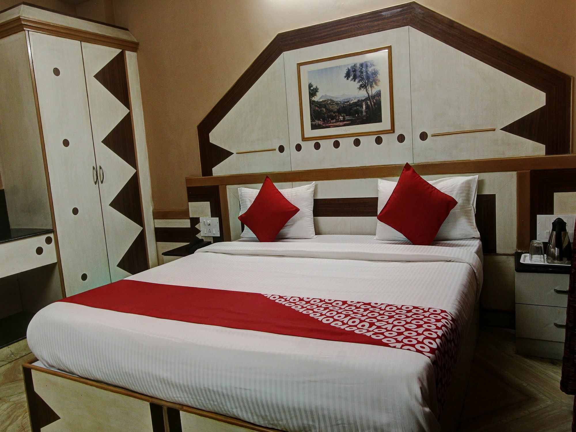 Vaccinated Staff - Collection O 13595 Vt Residency Hotel 3*
