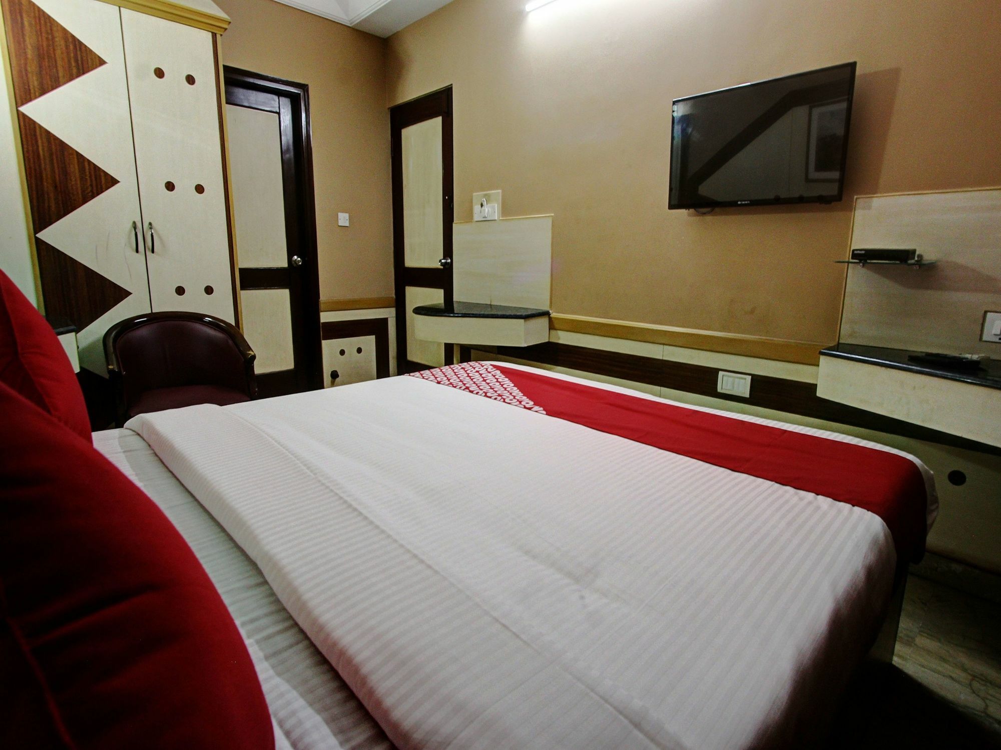 Vaccinated Staff - Collection O 13595 Vt Residency Hotel
