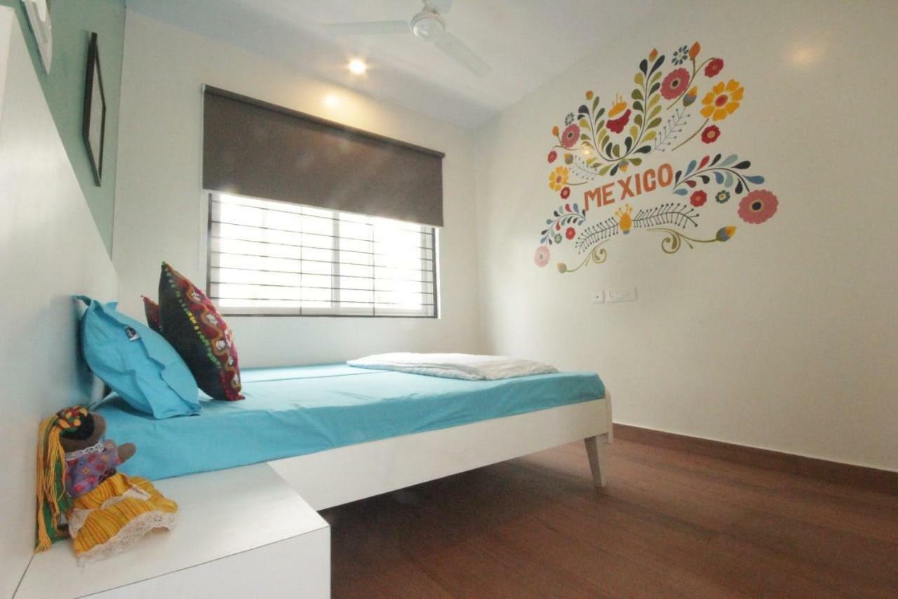 Hostel Small World *