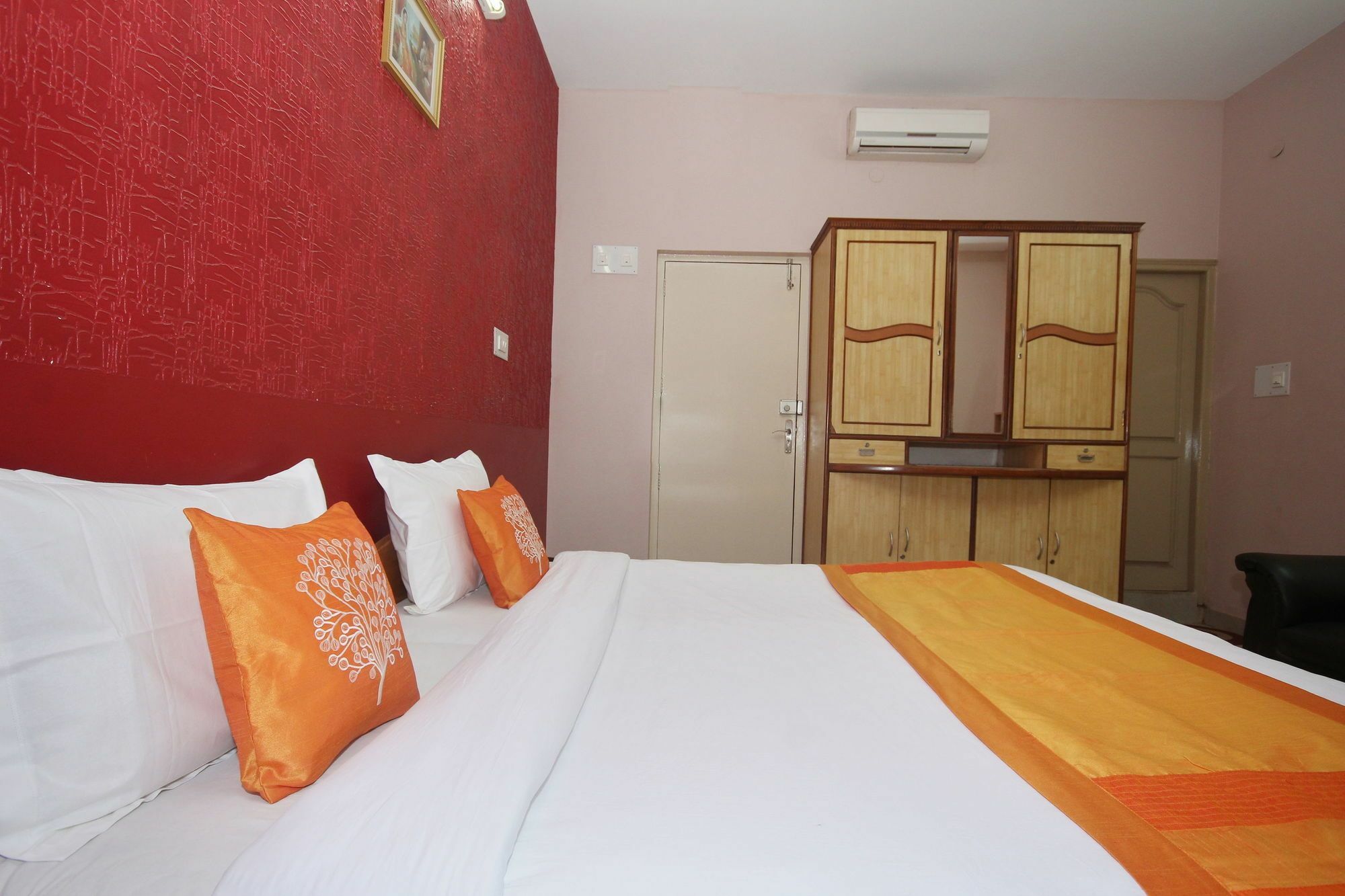 Itsy Shree Comforts Hotel