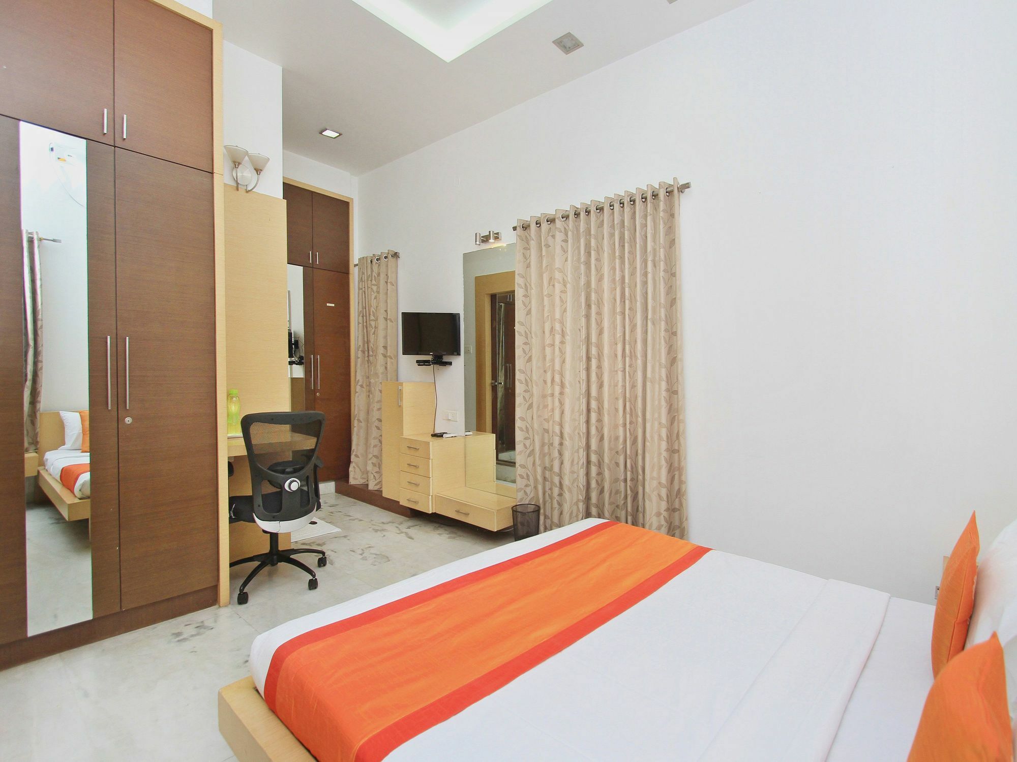 Capital O 11590 Red Carpet Hotel 3*