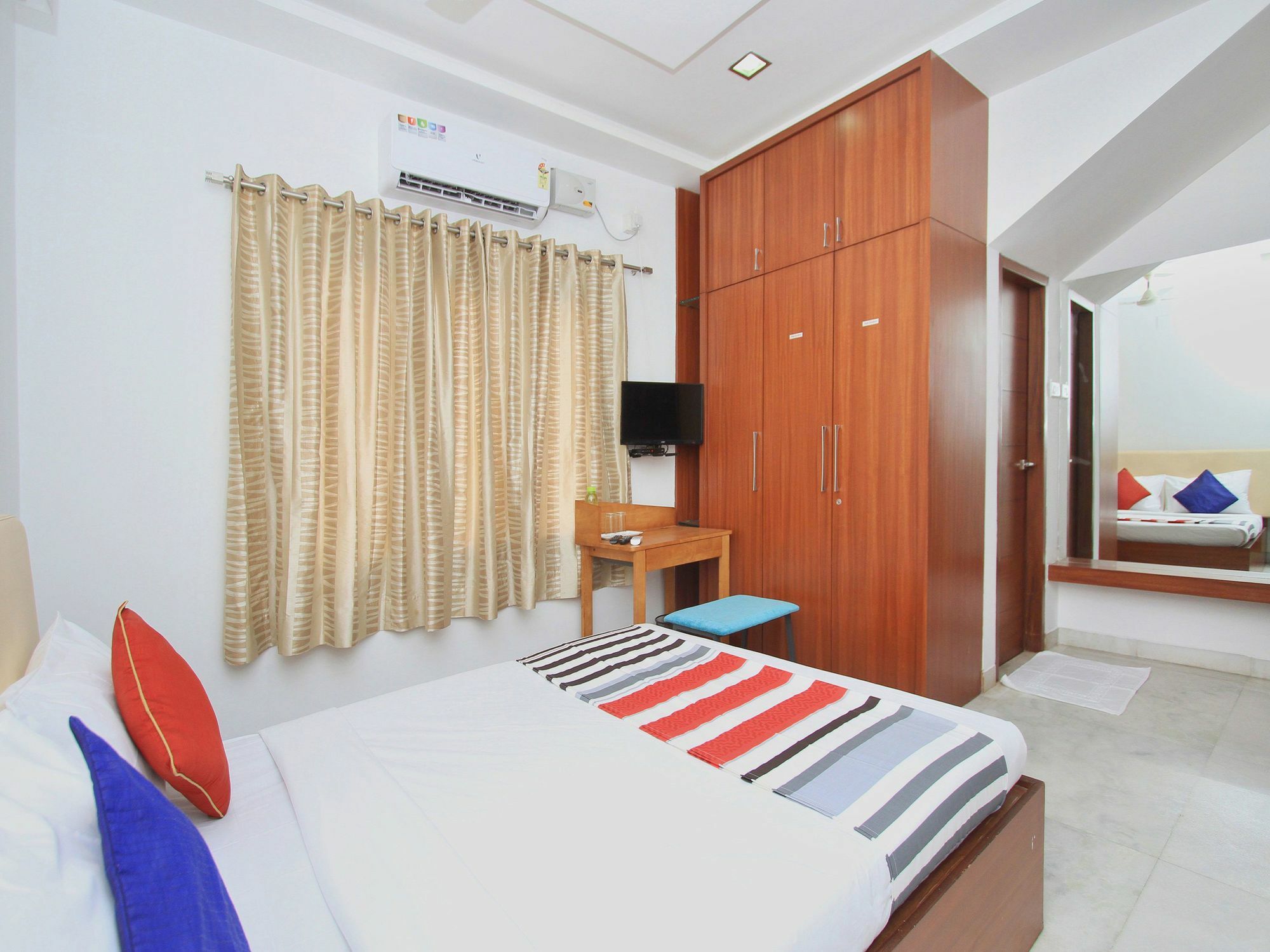 Capital O 11590 Red Carpet Hotel 3*