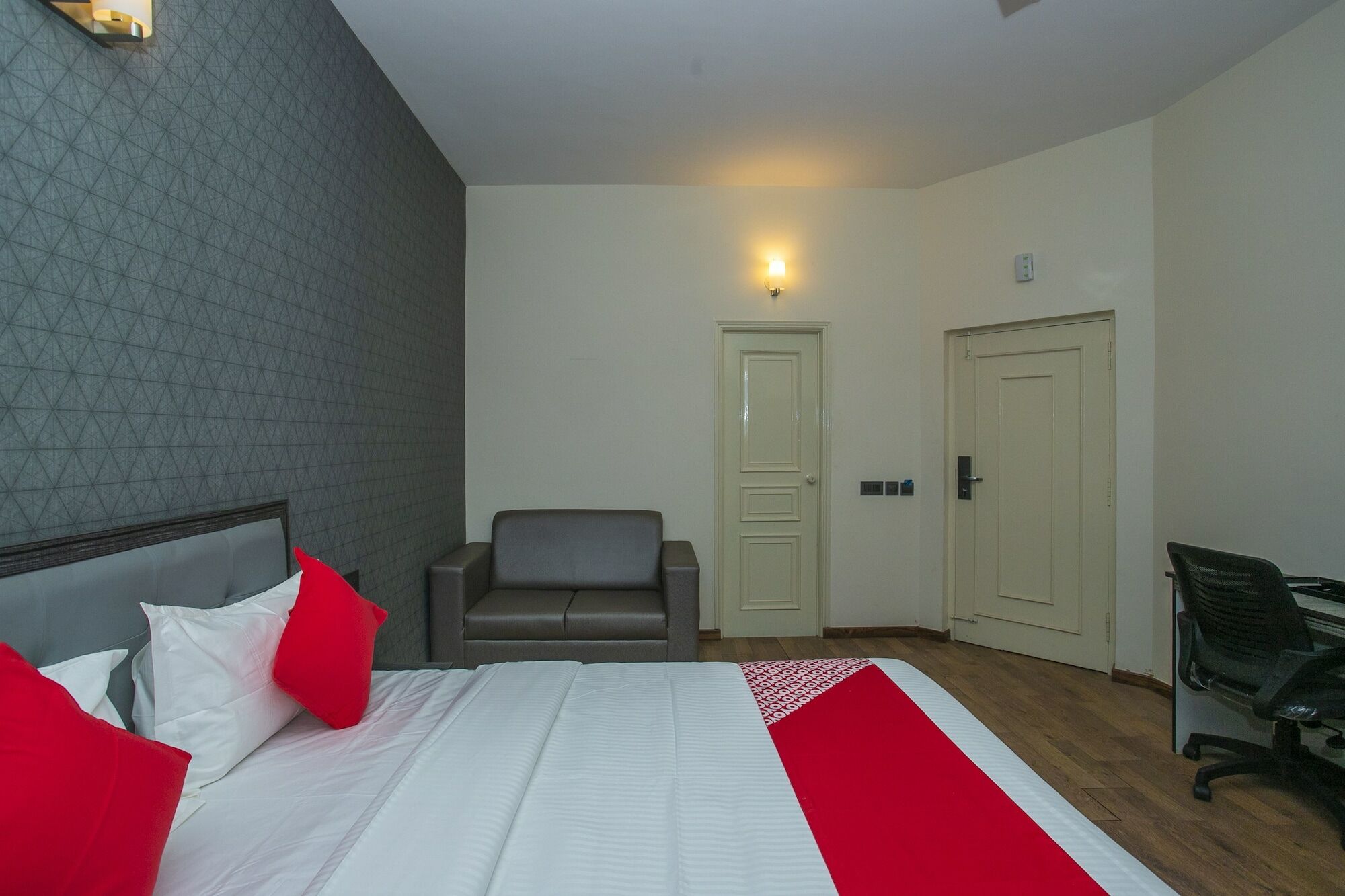 Hotel Collection O Premium Eden Au Near Sri Someshwara Swami Temple 3*
