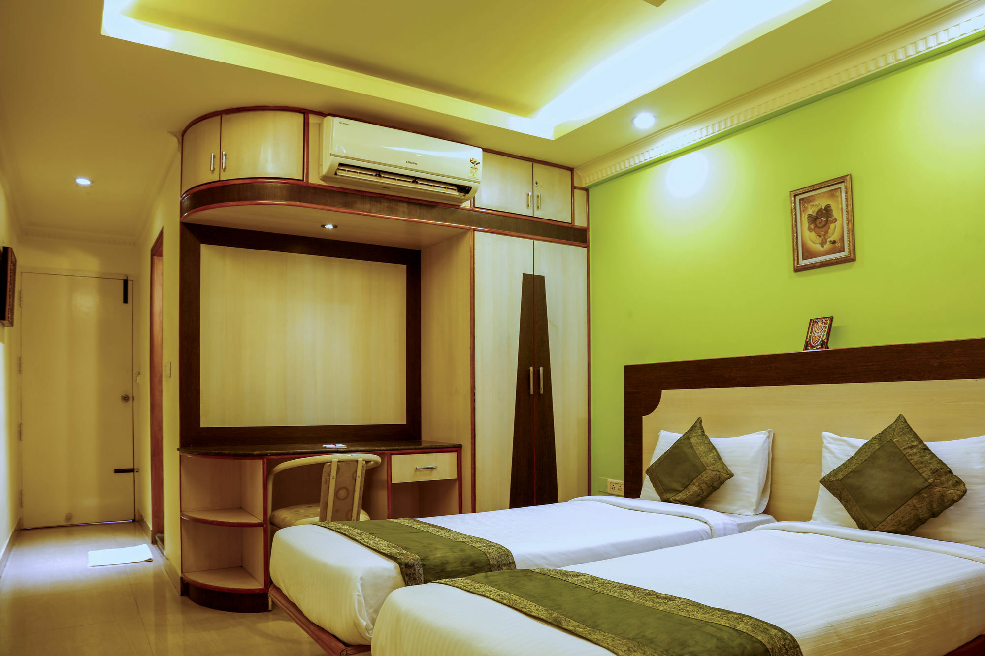 Hotel Treebo Trip Grand Regency 3*