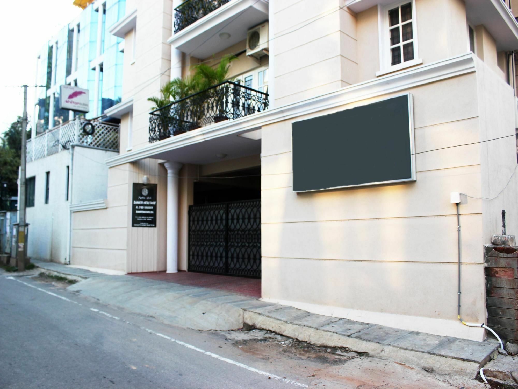 Oyo Apartments Mg Road Manipal Center