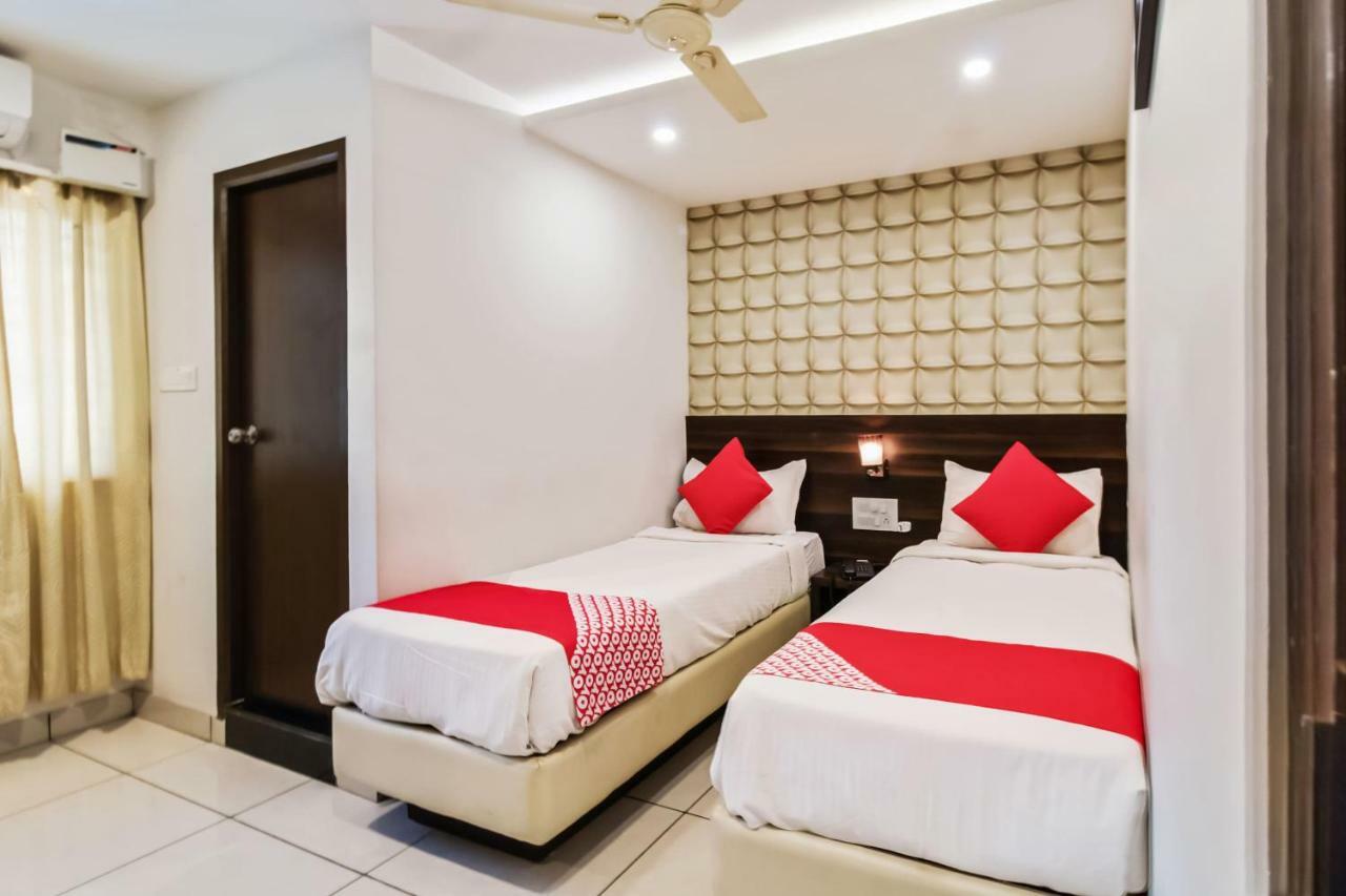 Oyo 30525 Dwarka Grand
