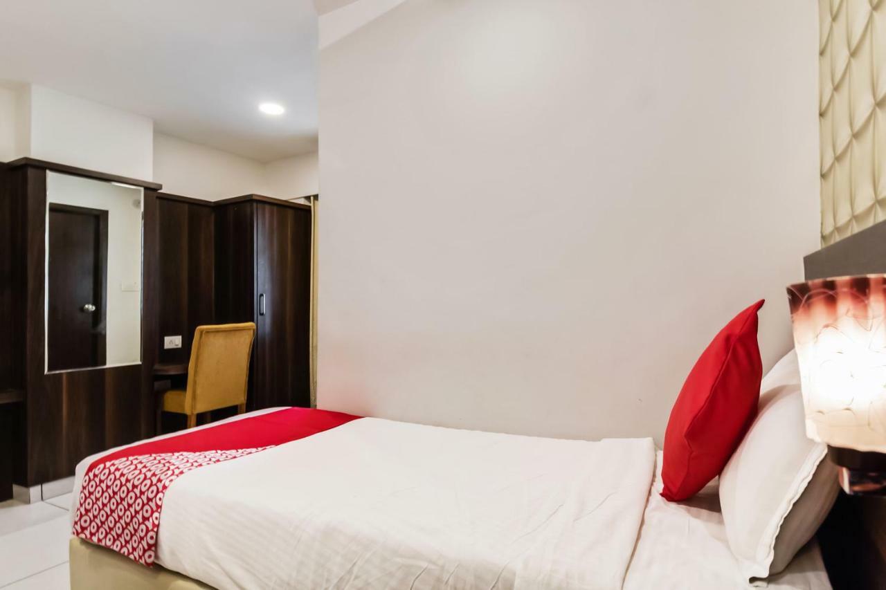 Oyo 30525 Dwarka Grand 3*