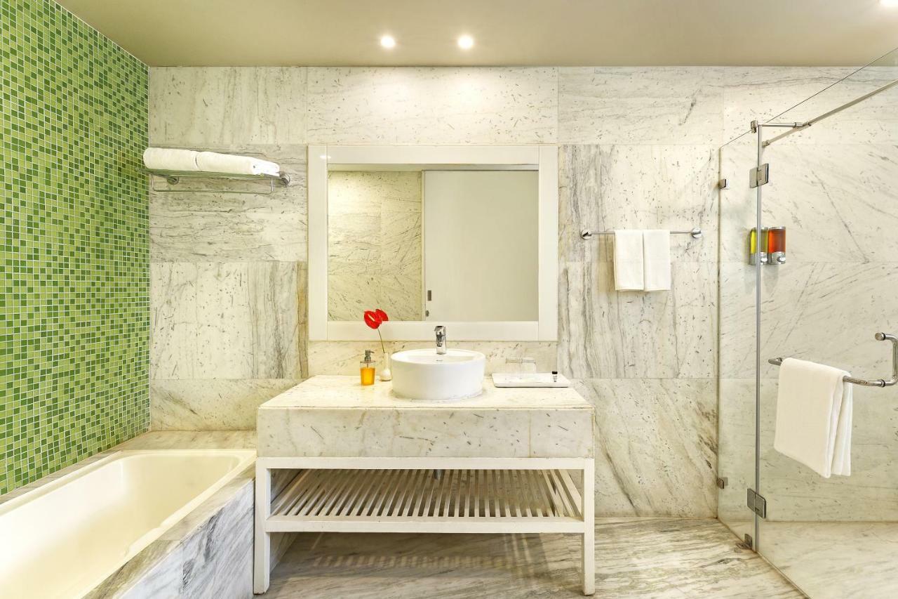 Hotel Sarovar Portico Outer Ring Road