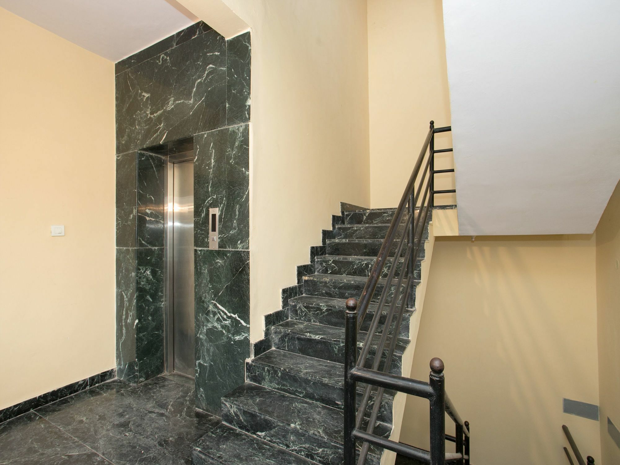 Oyo 10473 Basavanagudi 3*