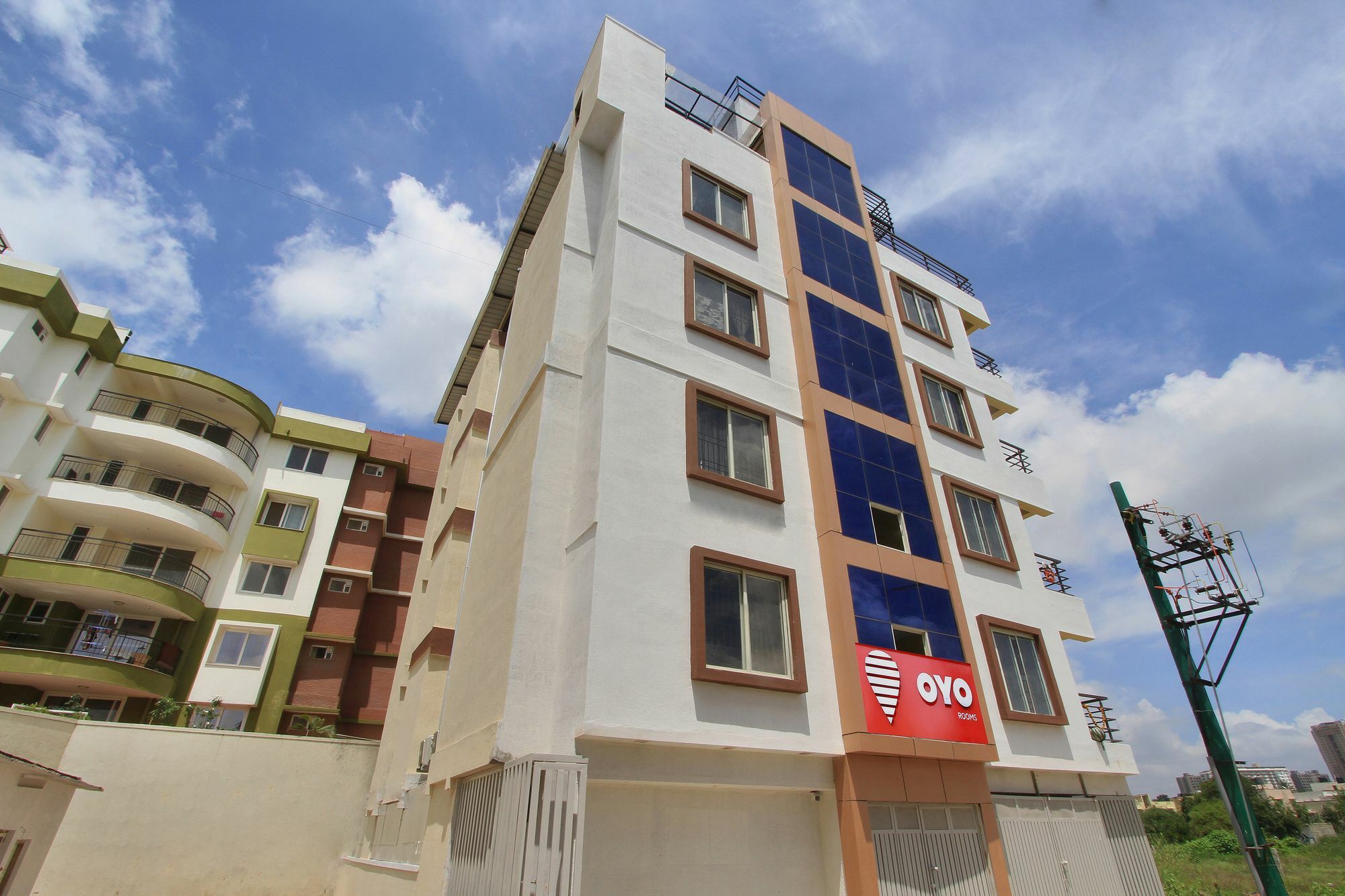 Capital O 9917 Sjr And Comforts Hotel 3*