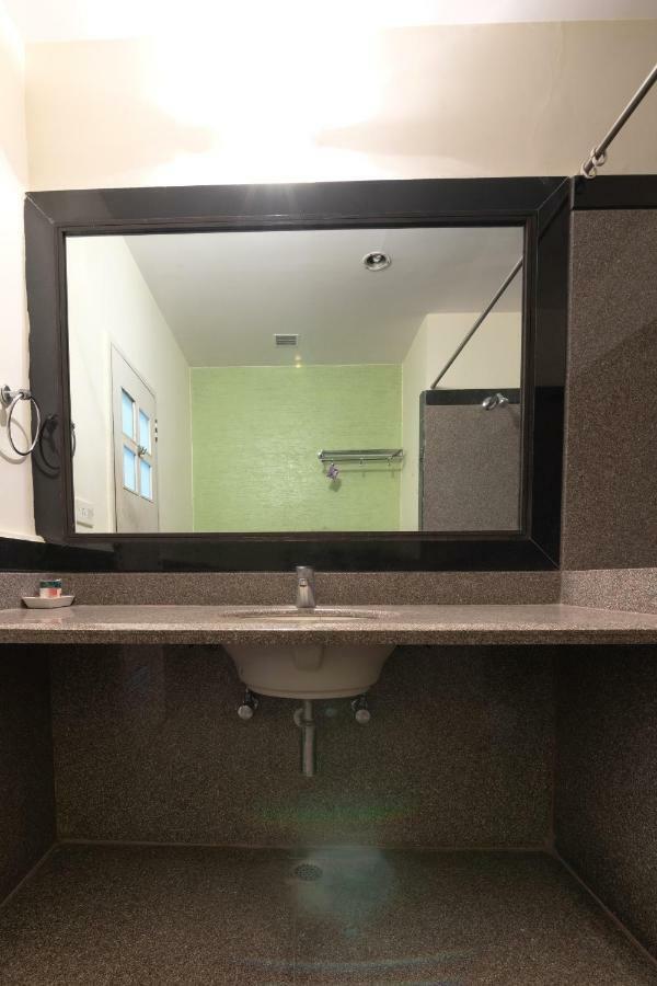 Hotel Oyo 345 Red Mount Aquilla