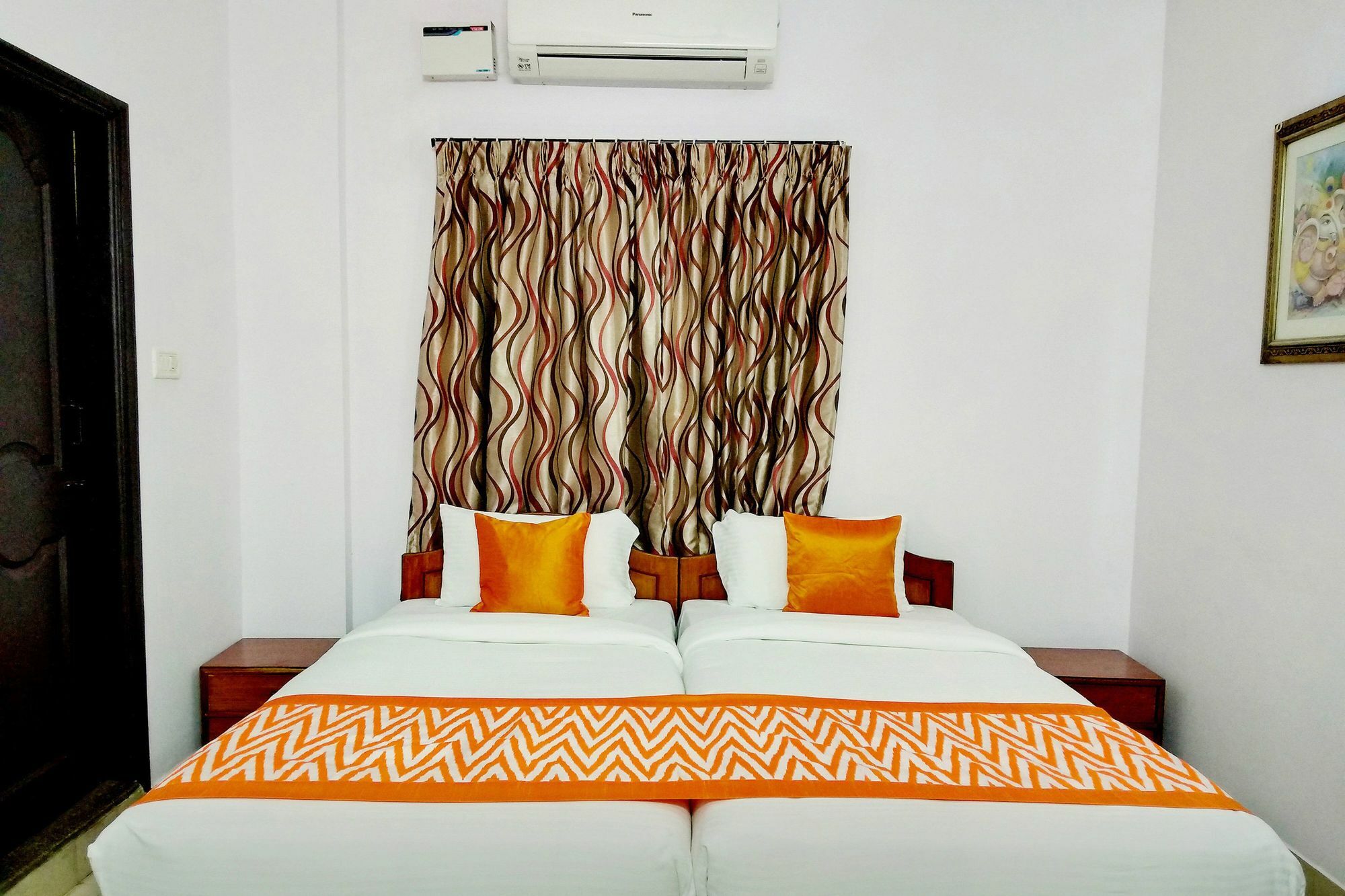 Hotel Oyo 10340 Queen's Castle 3*