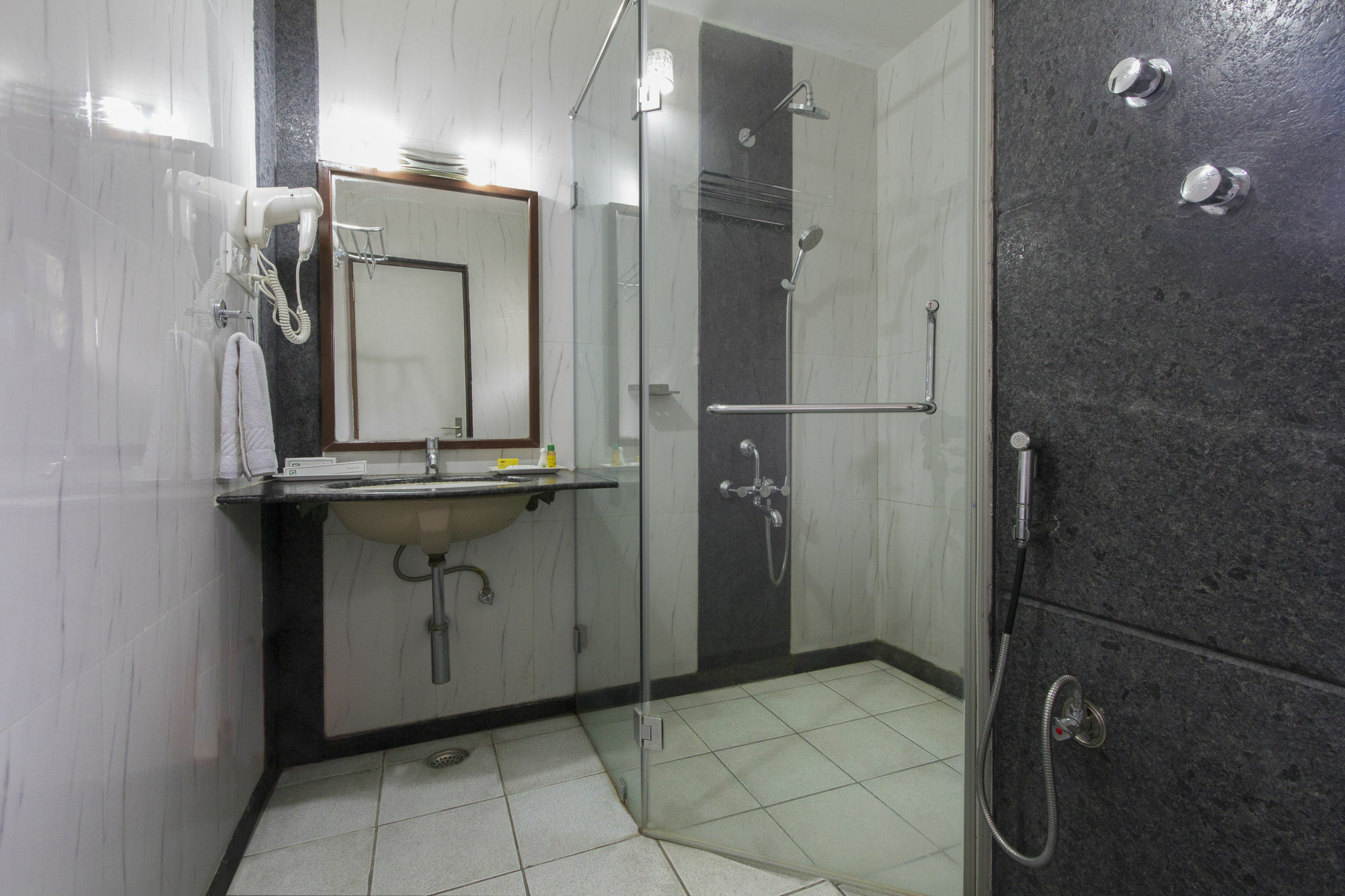 Acomodação com café da manhã  R D Suites Koramangala 3*