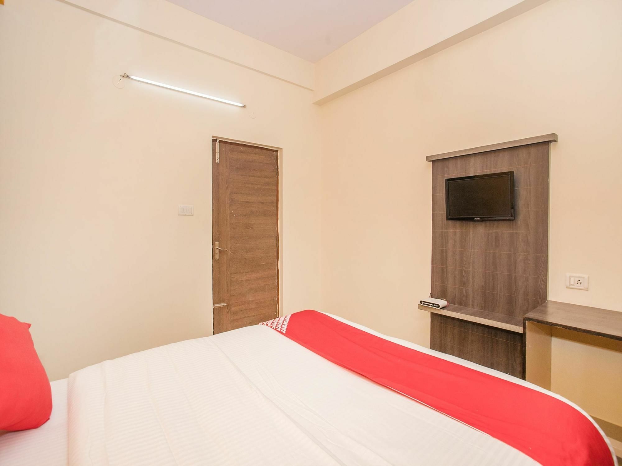 Oyo 15711 Athiti Residency Hotel