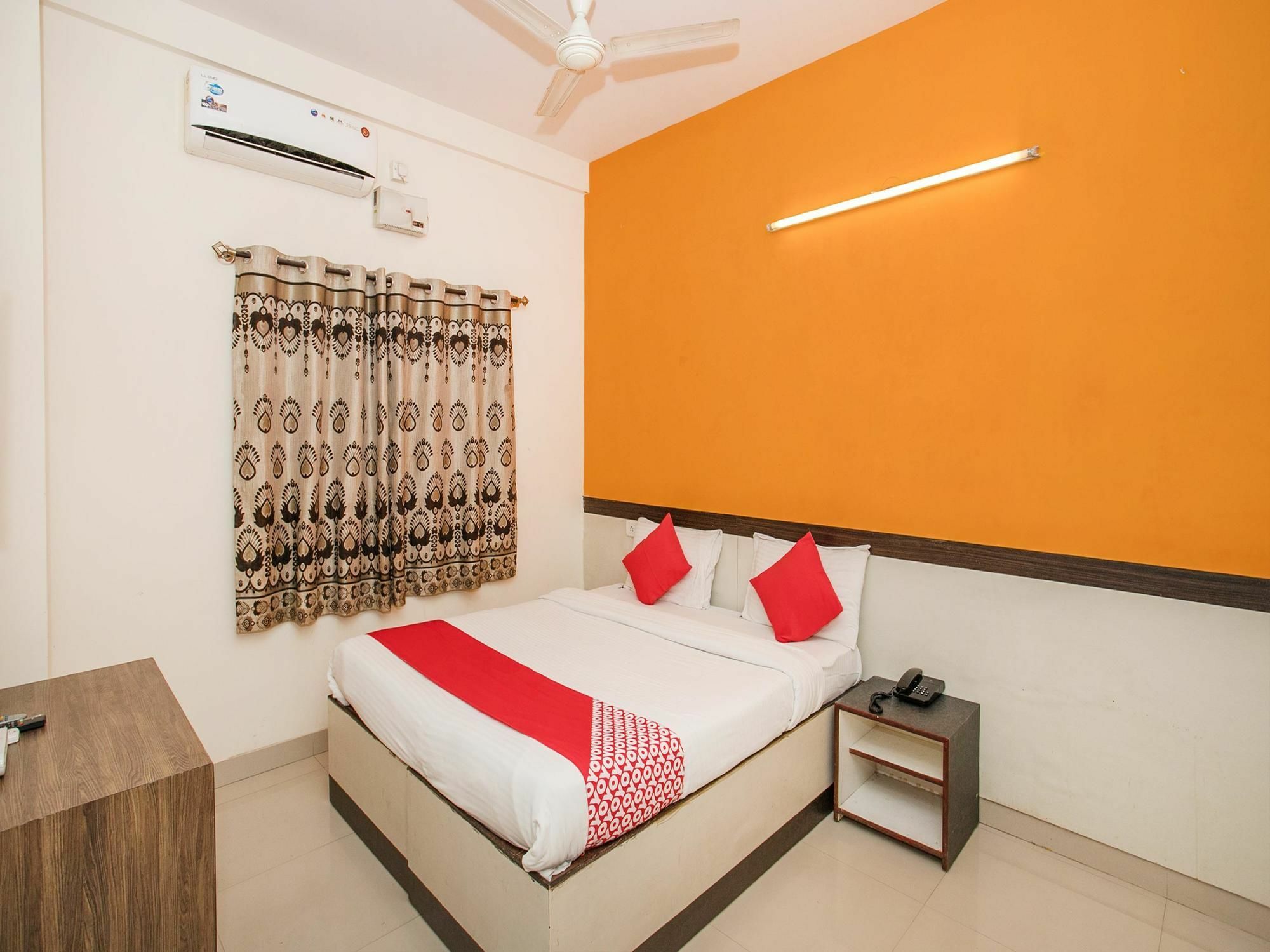 Hotel Oyo 15711 Athiti Residency