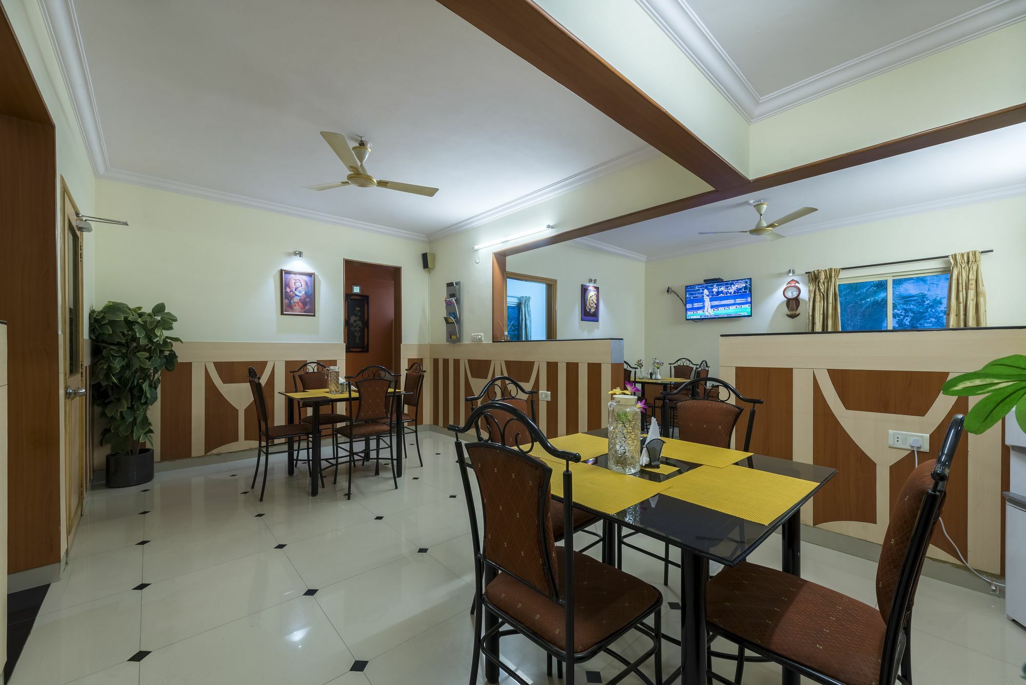Raj Comforts -golf View Hotel