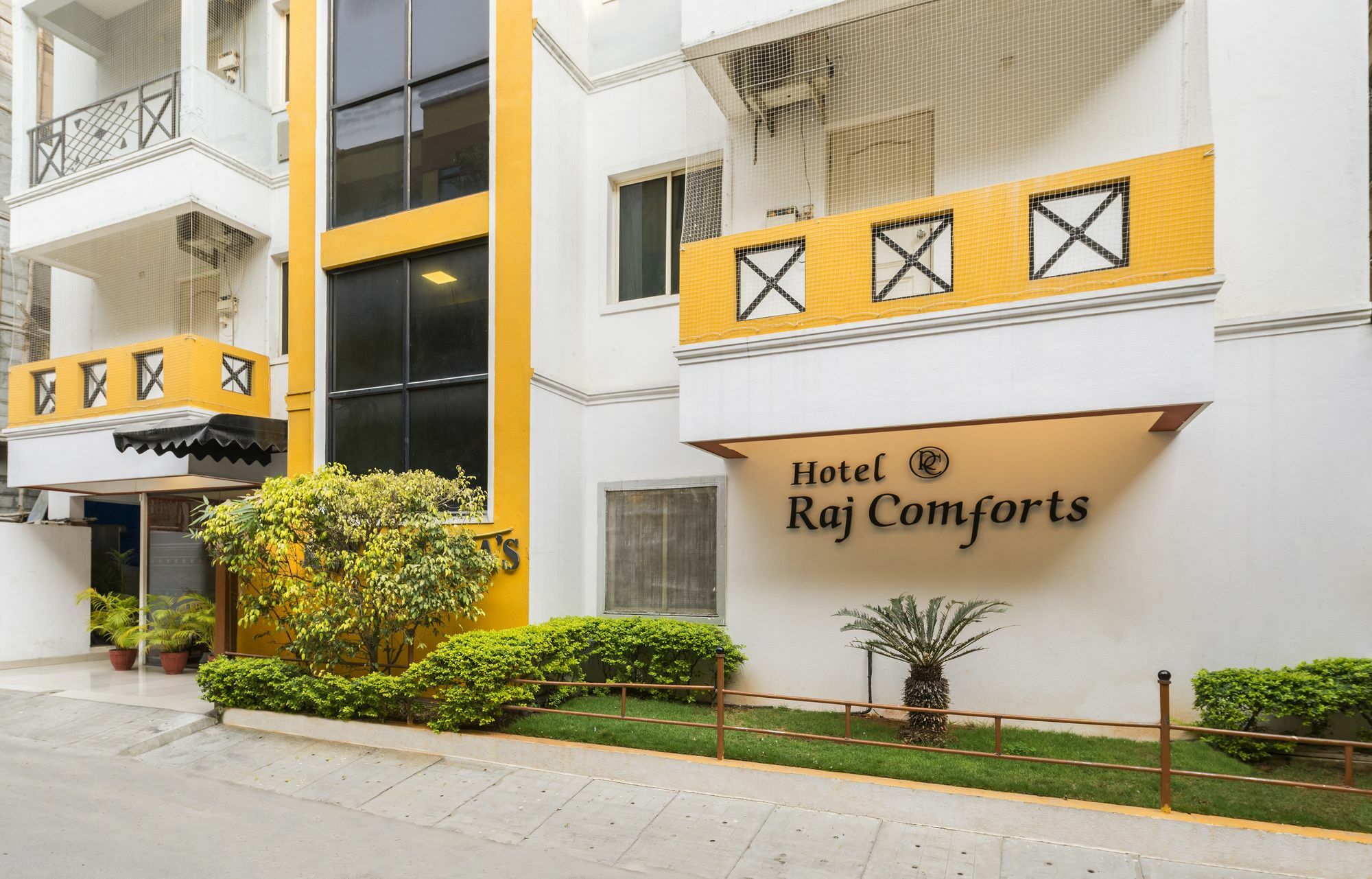 Raj Comforts -golf View Hotel
