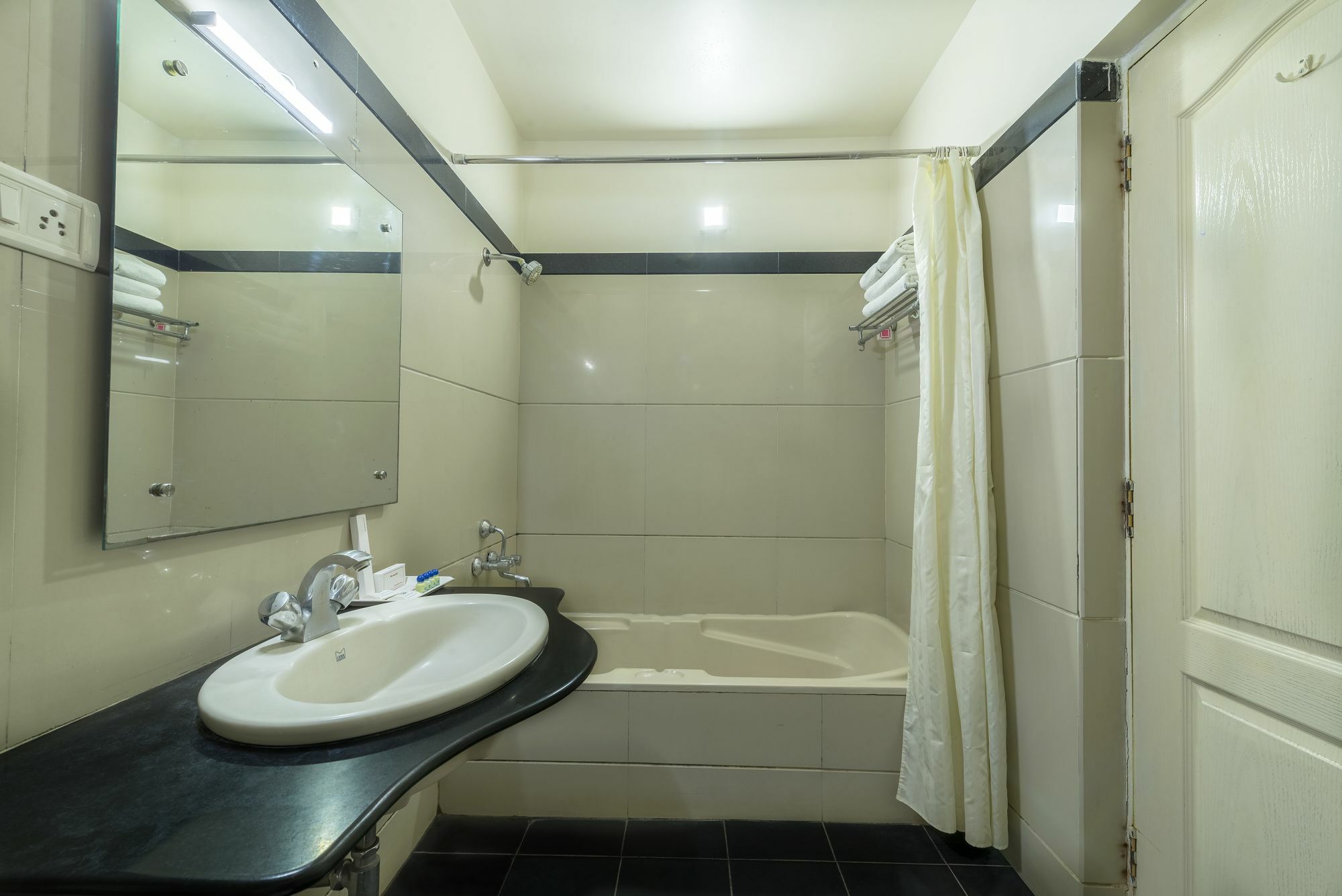 Hotel Raj Comforts -golf View 3*
