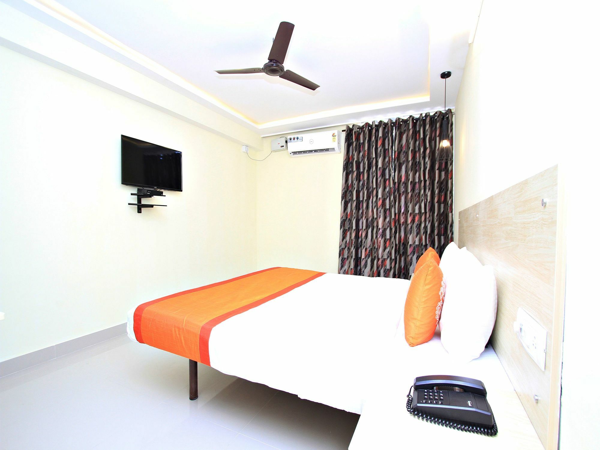 Oyo 11927 Varcity Imperium Hotel