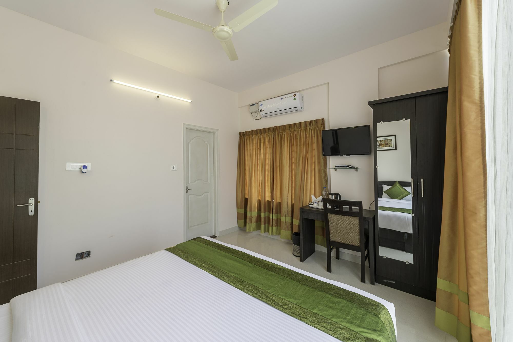 Premium Hoppers Stop Hotel 3*