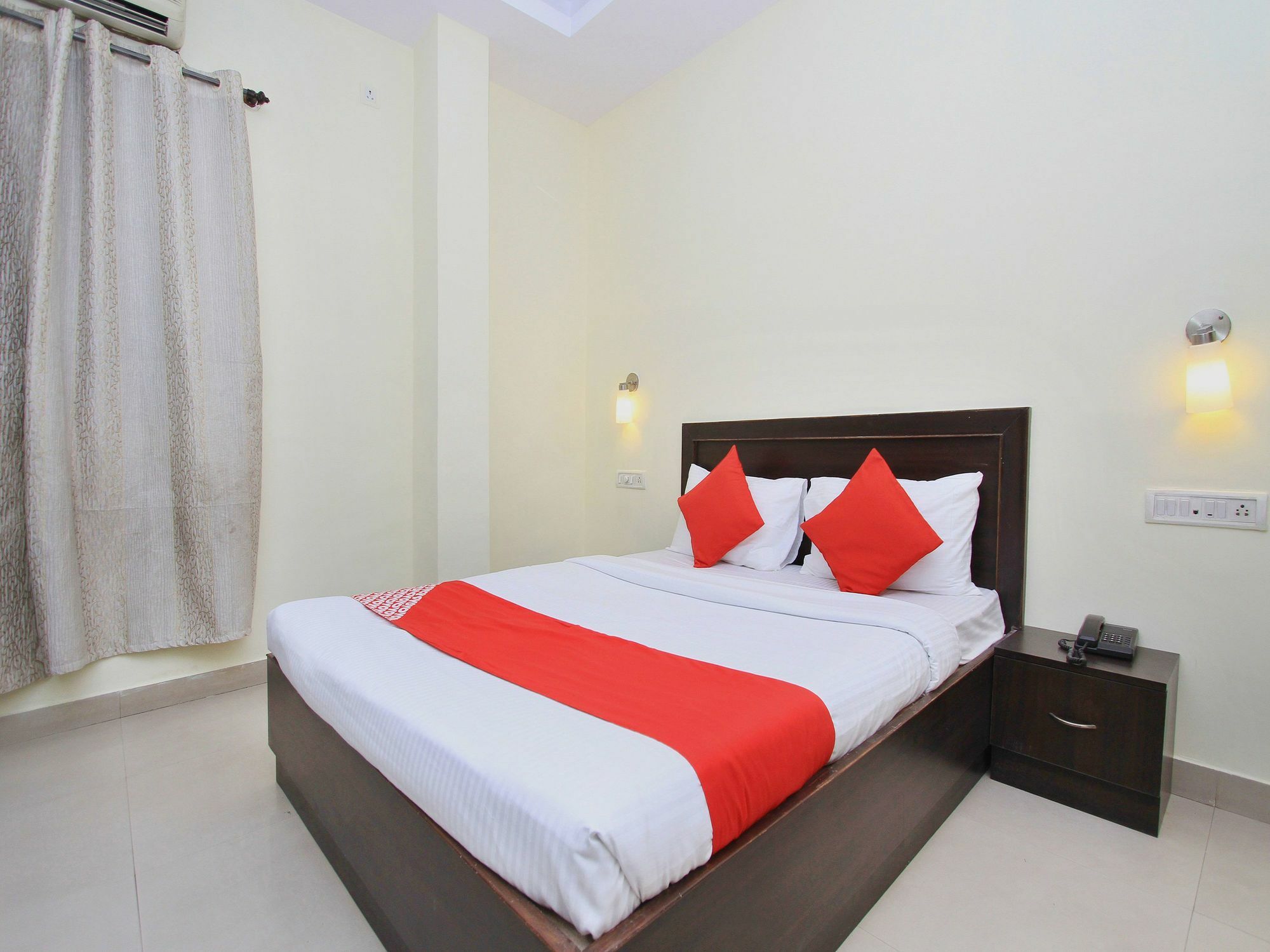 Oyo 345 Red Mount Aquilla Hotel