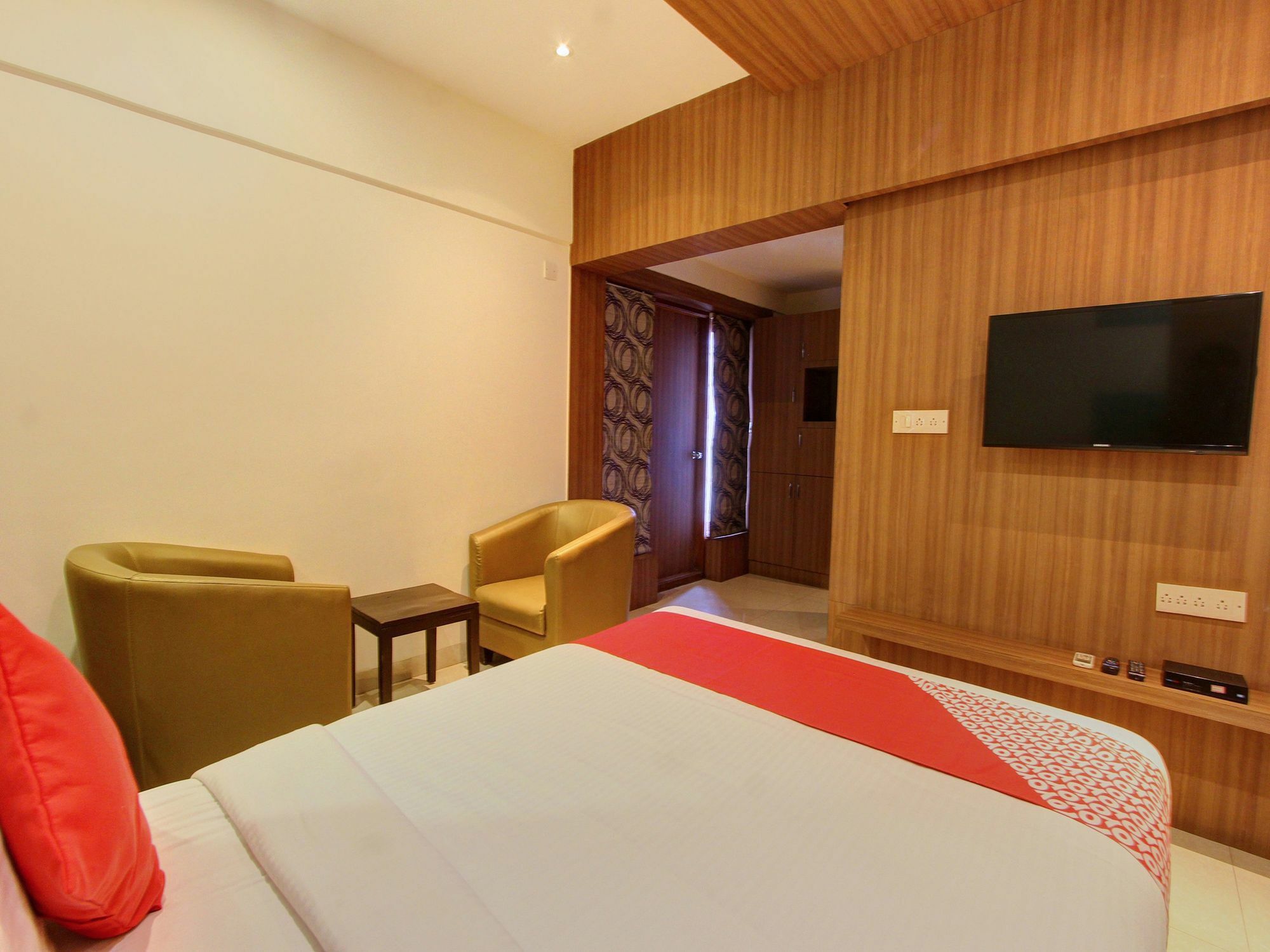 Oyo 14796 Hiland Hotel