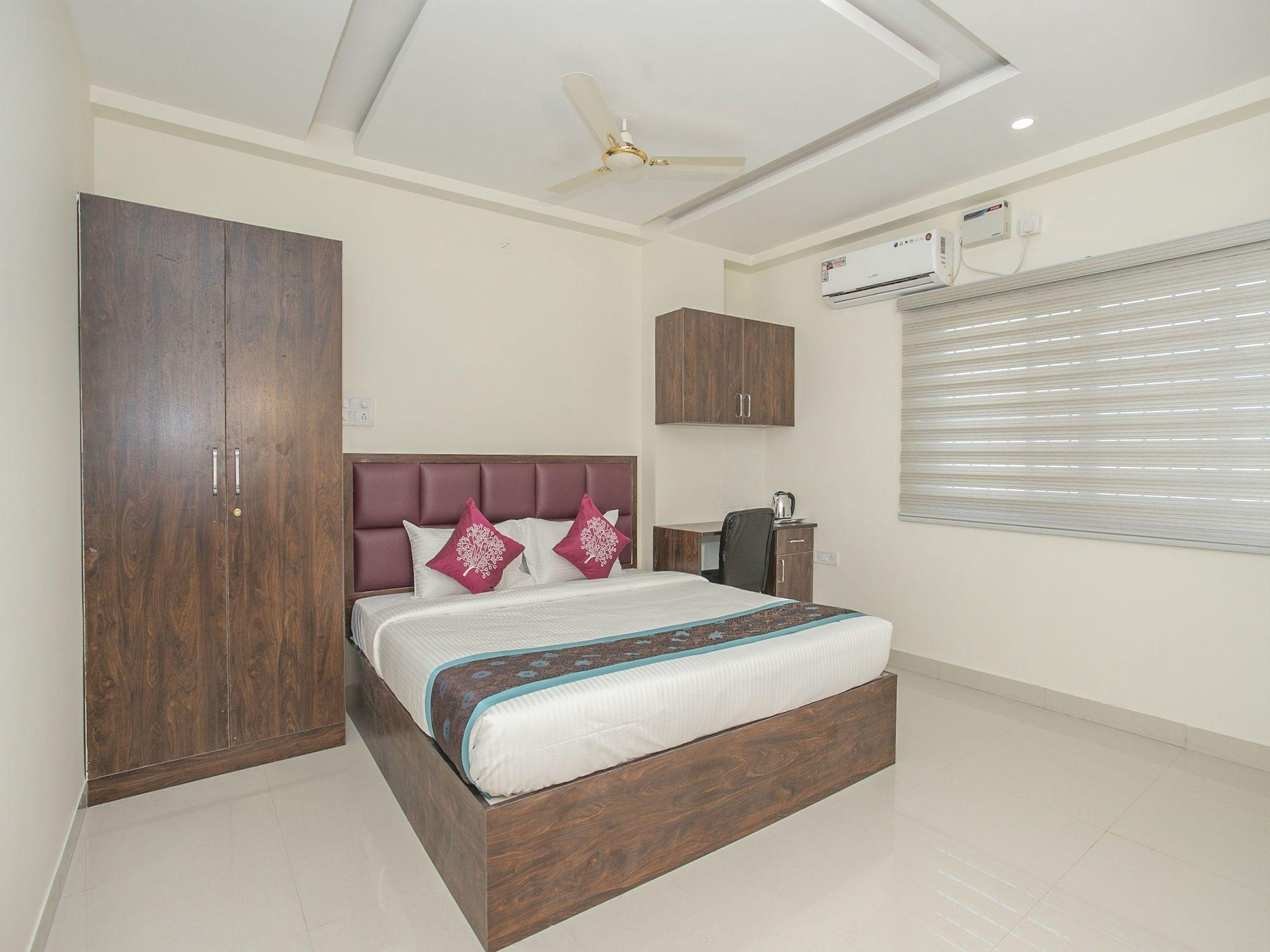 Oyo 11387 Kozy Hotel 2*