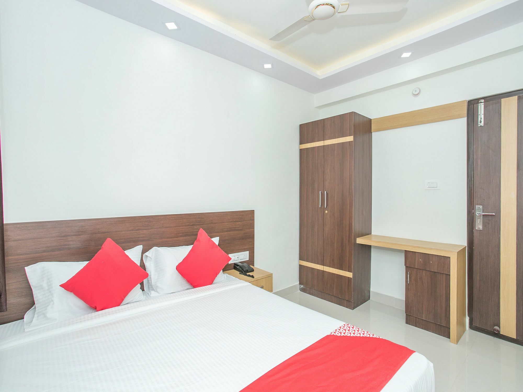 Oyo 12544 Varcity Twin Towers Hotel 3*