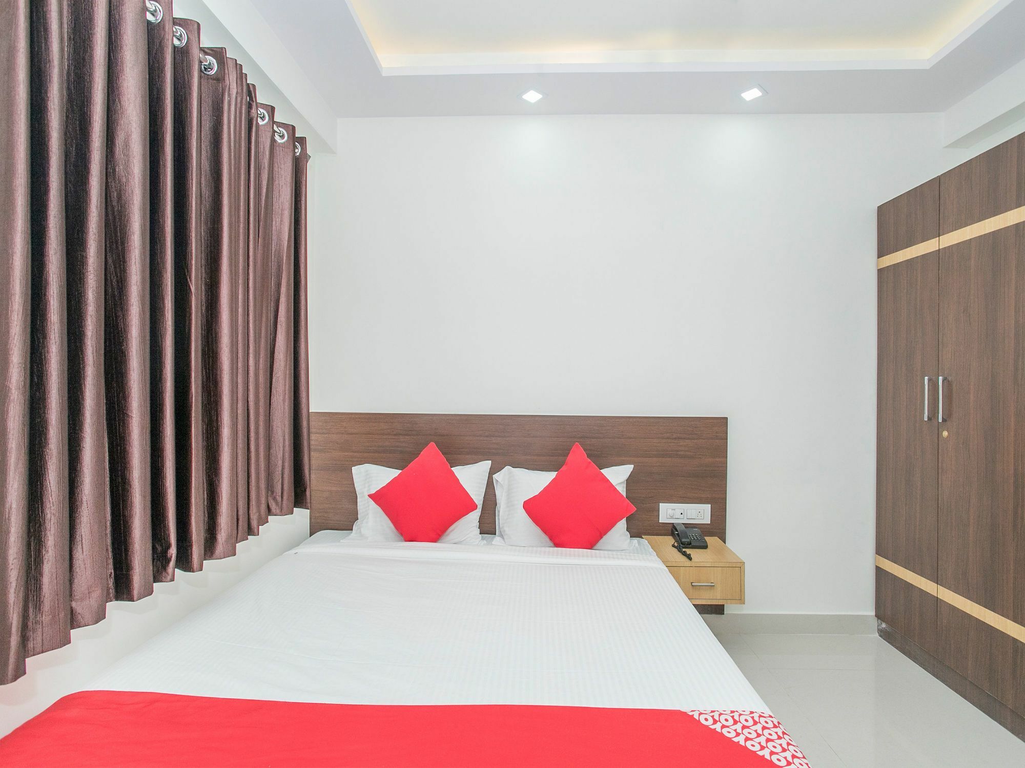 Oyo 12544 Varcity Twin Towers Hotel Bangalore
