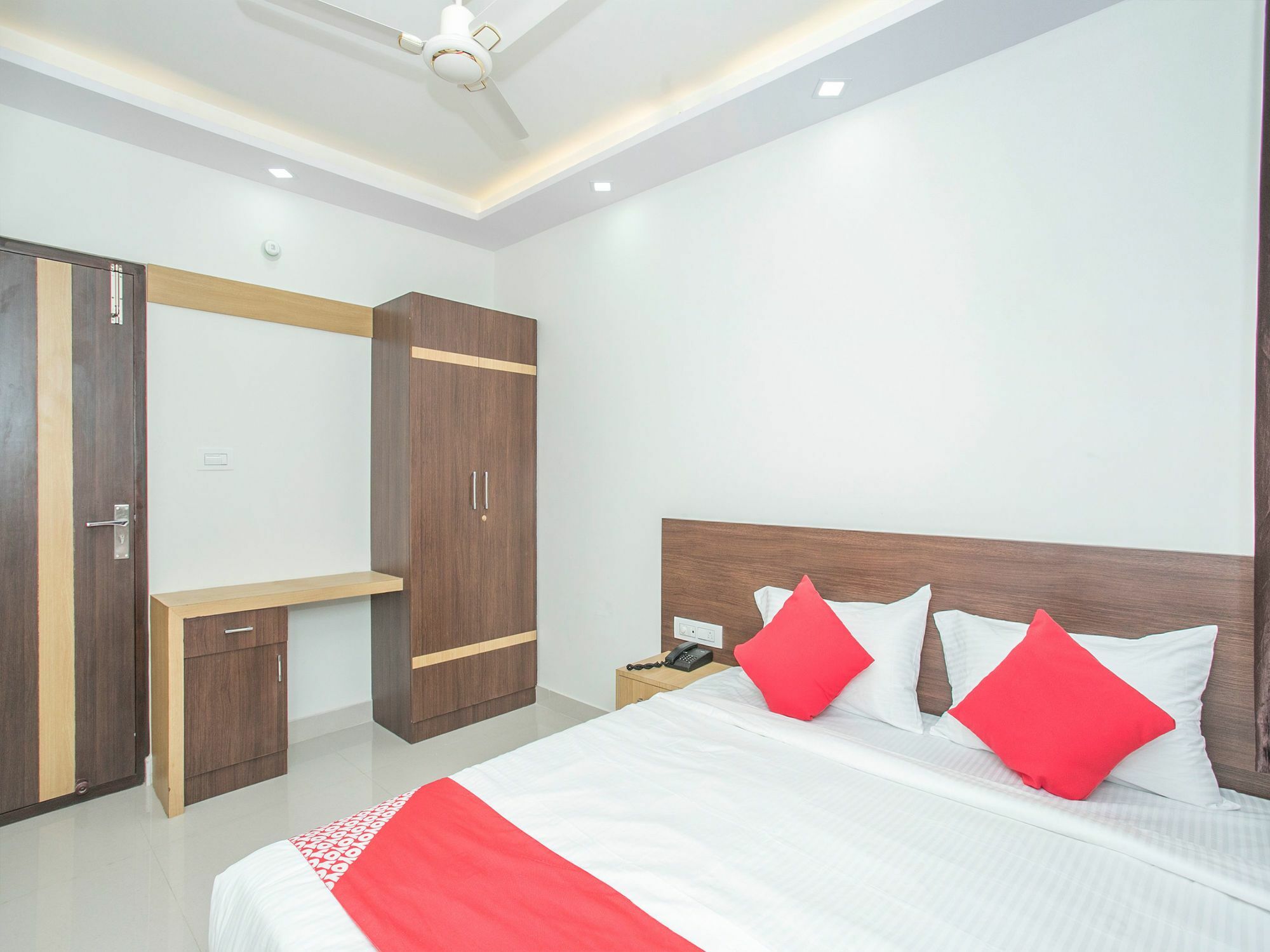 Oyo 12544 Varcity Twin Towers Hotel